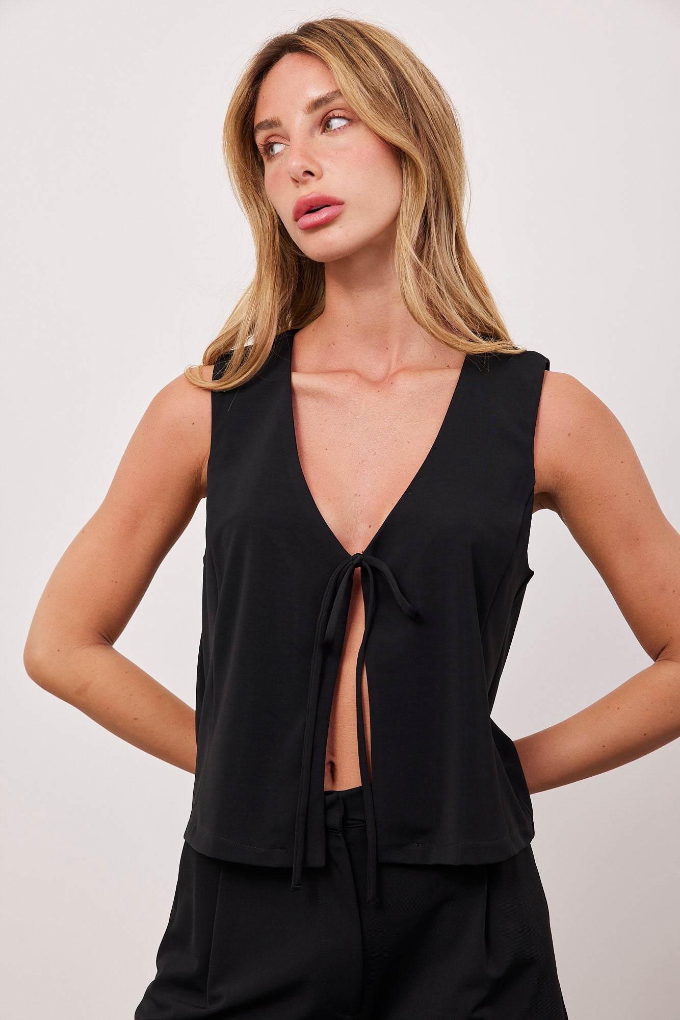 וסט עם קשירה קדמית - ITAY BRANDS