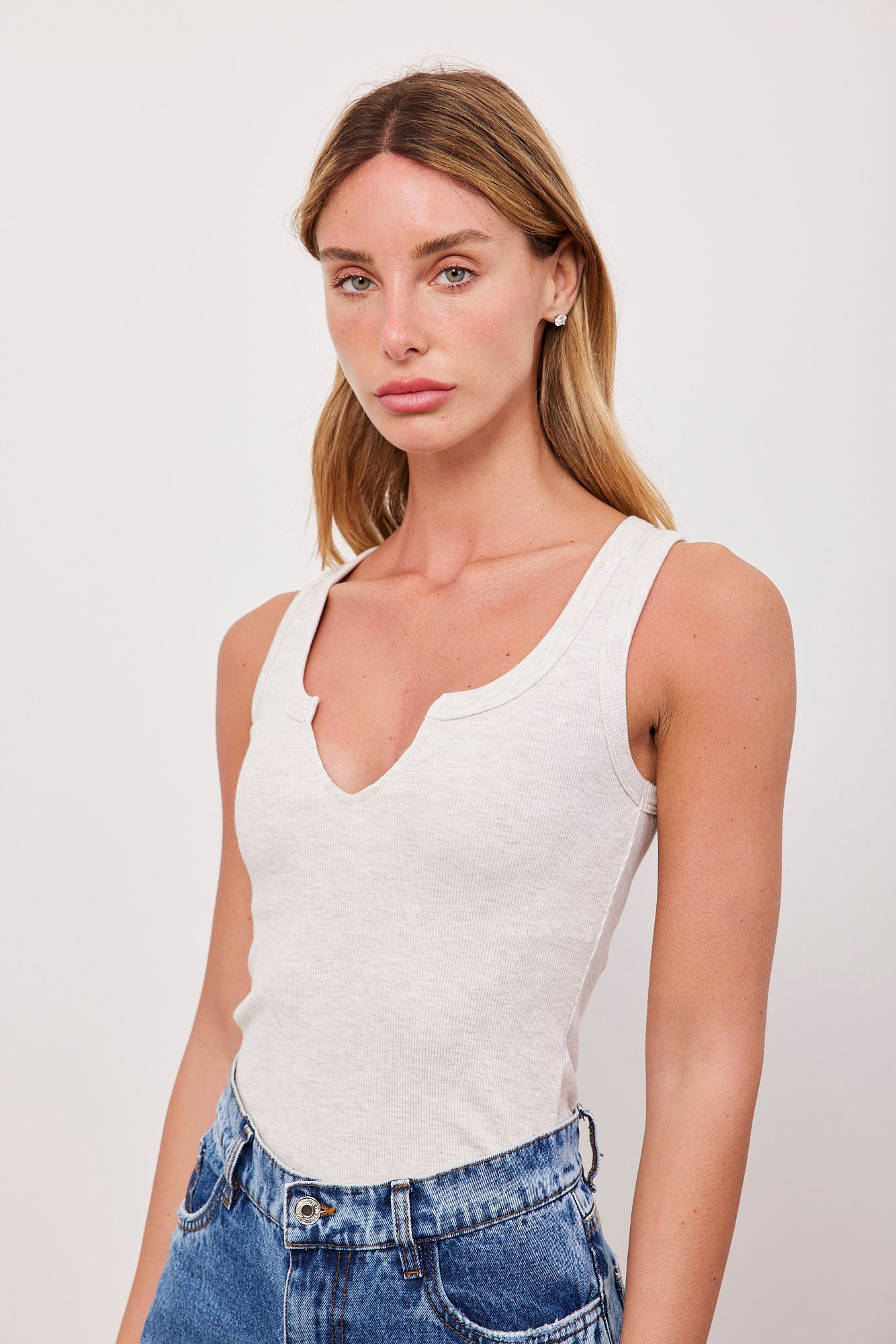 גופיית בייסיק צווארון חריץ - ITAY BRANDS