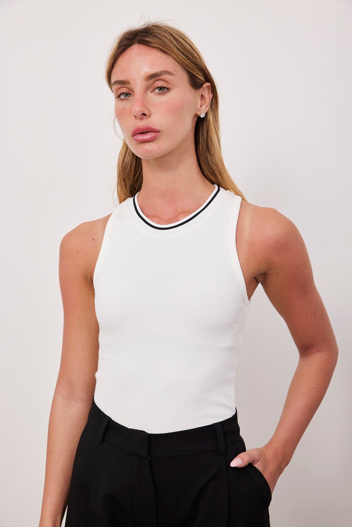 גופייה צמודה עם מפתח מובלט - ITAY BRANDS