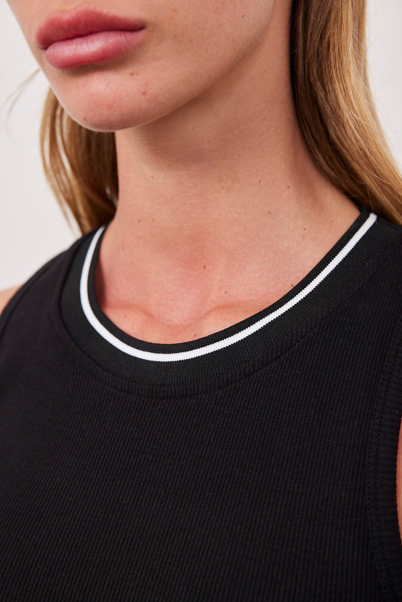 גופייה צמודה עם מפתח מובלט - ITAY BRANDS