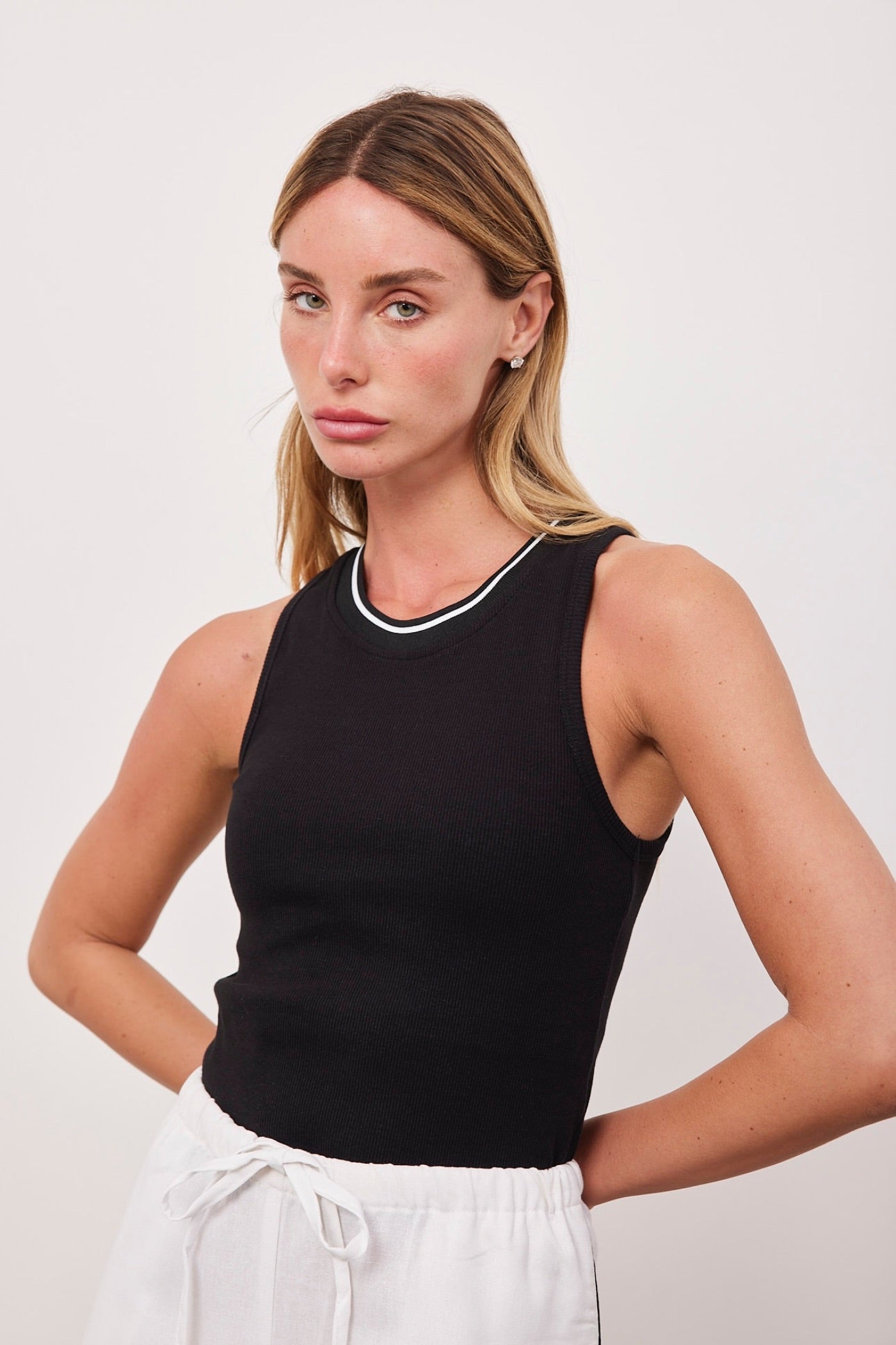 גופייה צמודה עם מפתח מובלט - ITAY BRANDS