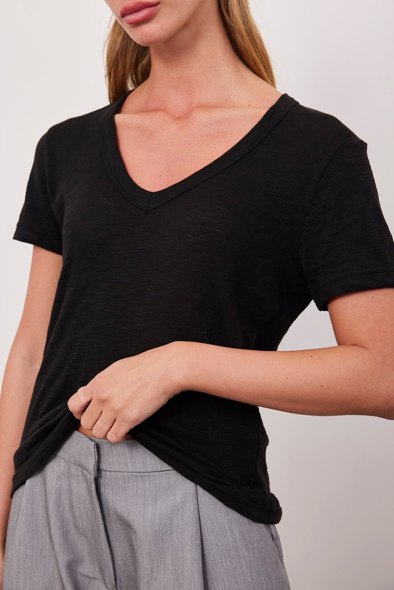 טי-שרט סלאב במפתח וי - ITAY BRANDS