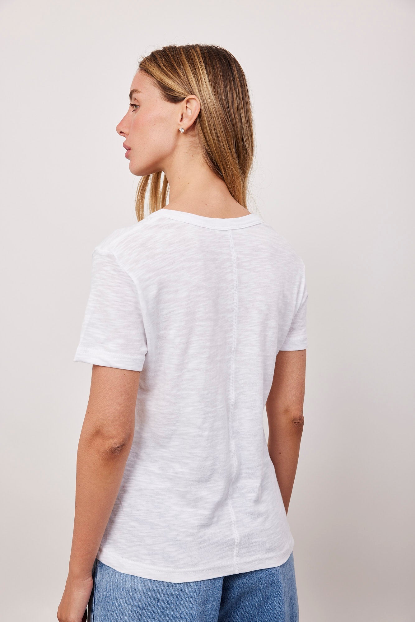 טי-שרט סלאב במפתח וי - ITAY BRANDS