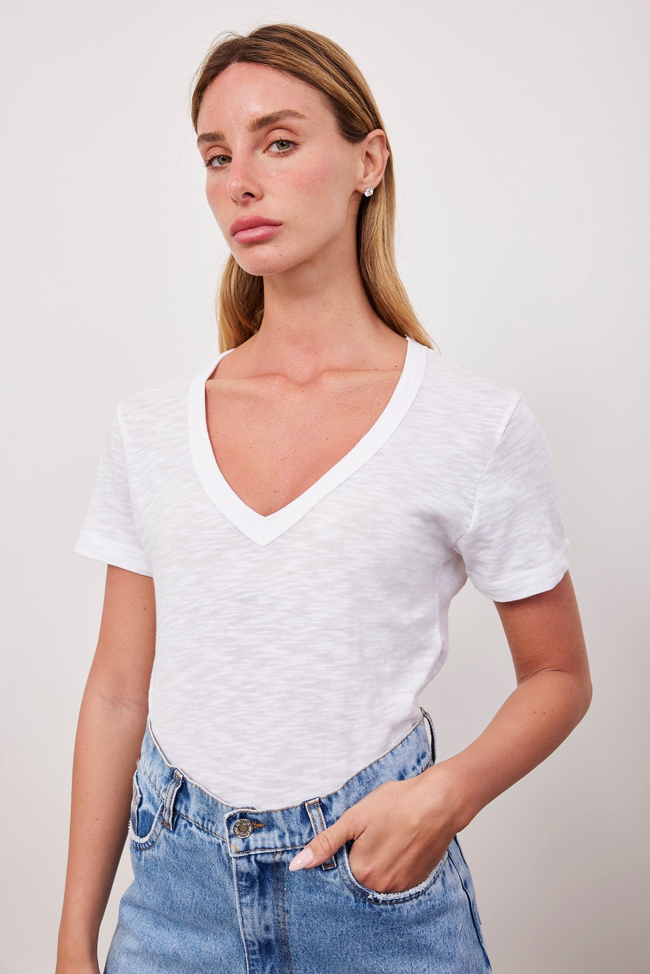 טי-שרט סלאב במפתח וי - ITAY BRANDS