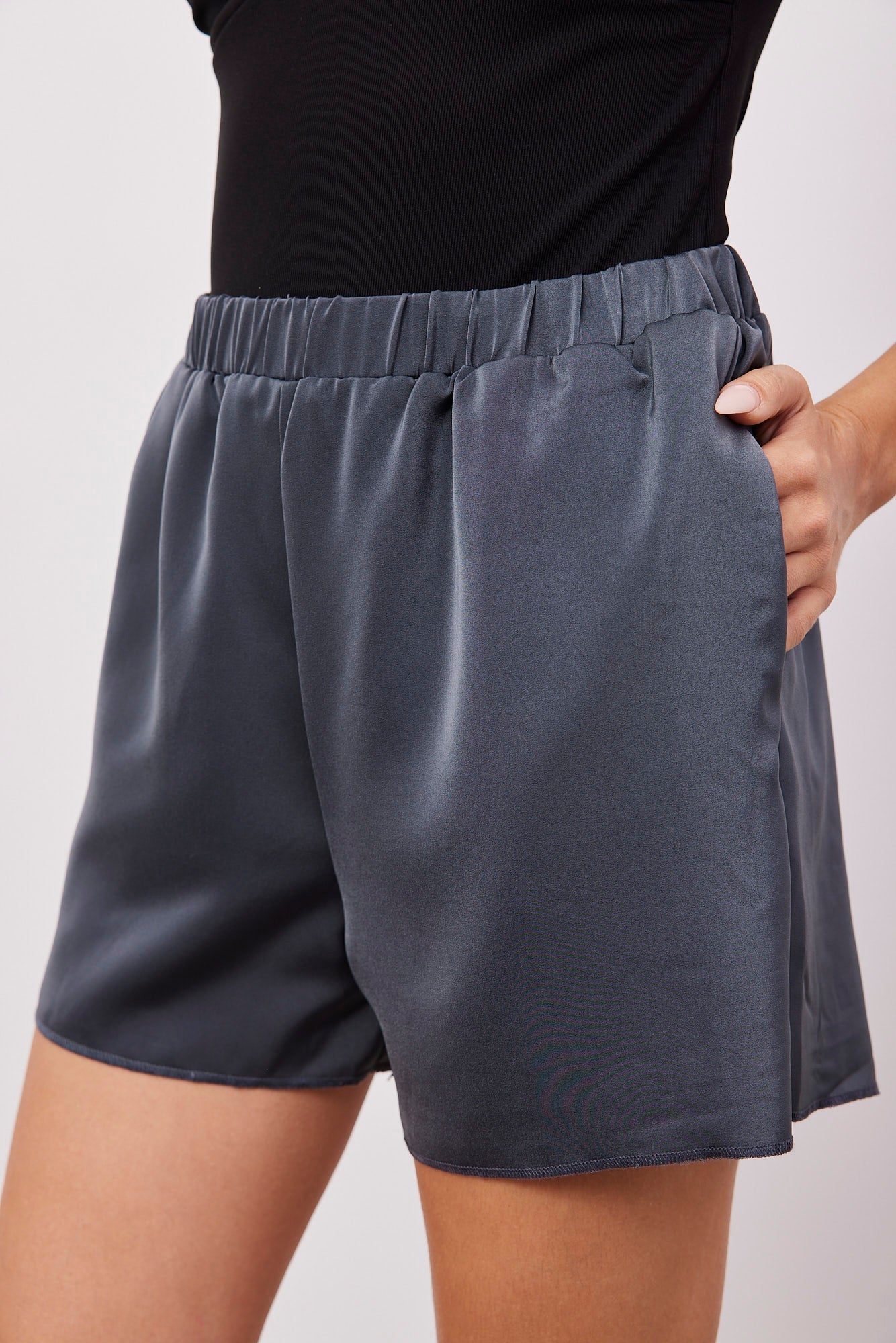 מכנסיים קצרים במראה סאטן - ITAY BRANDS