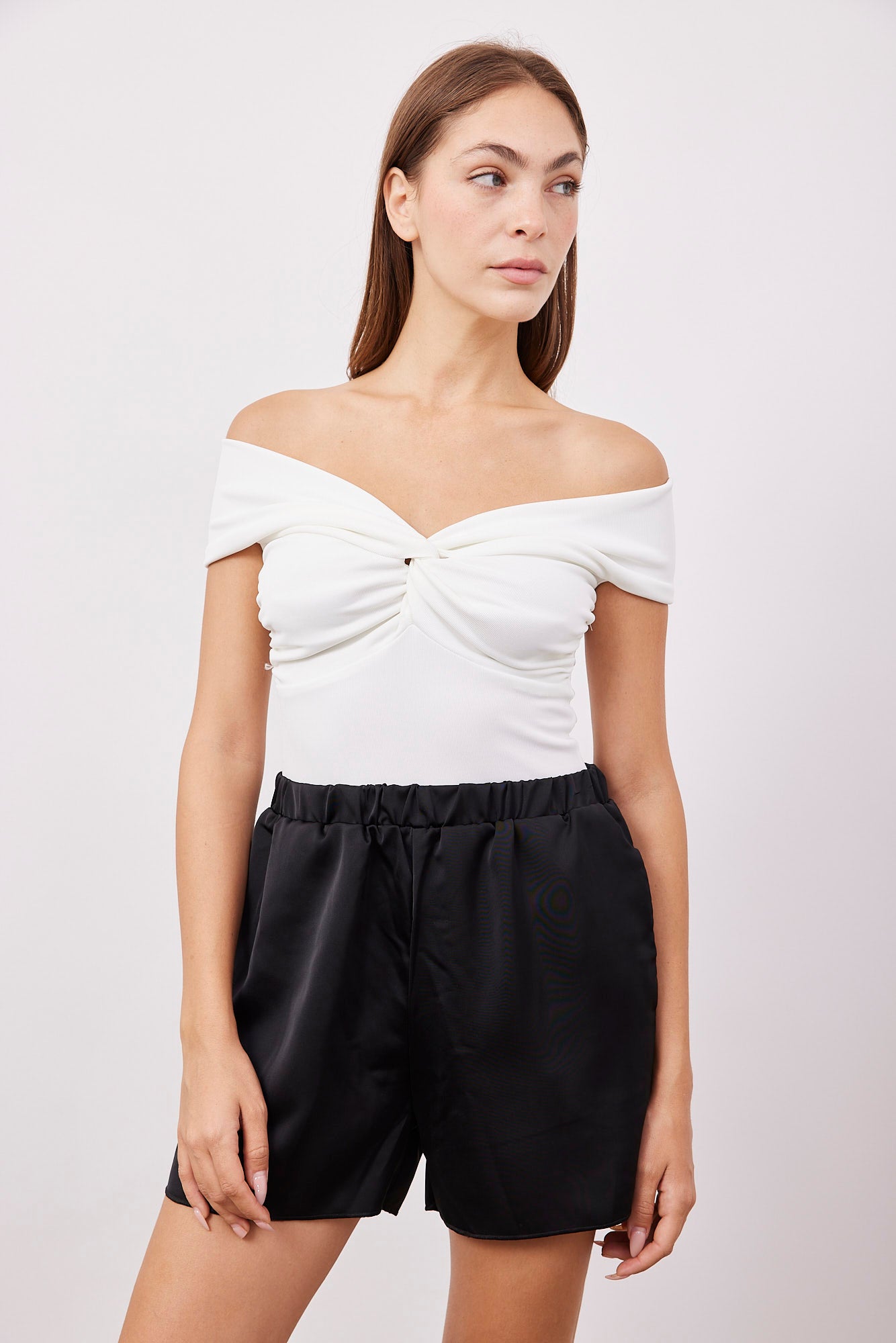 מכנסיים קצרים במראה סאטן - ITAY BRANDS