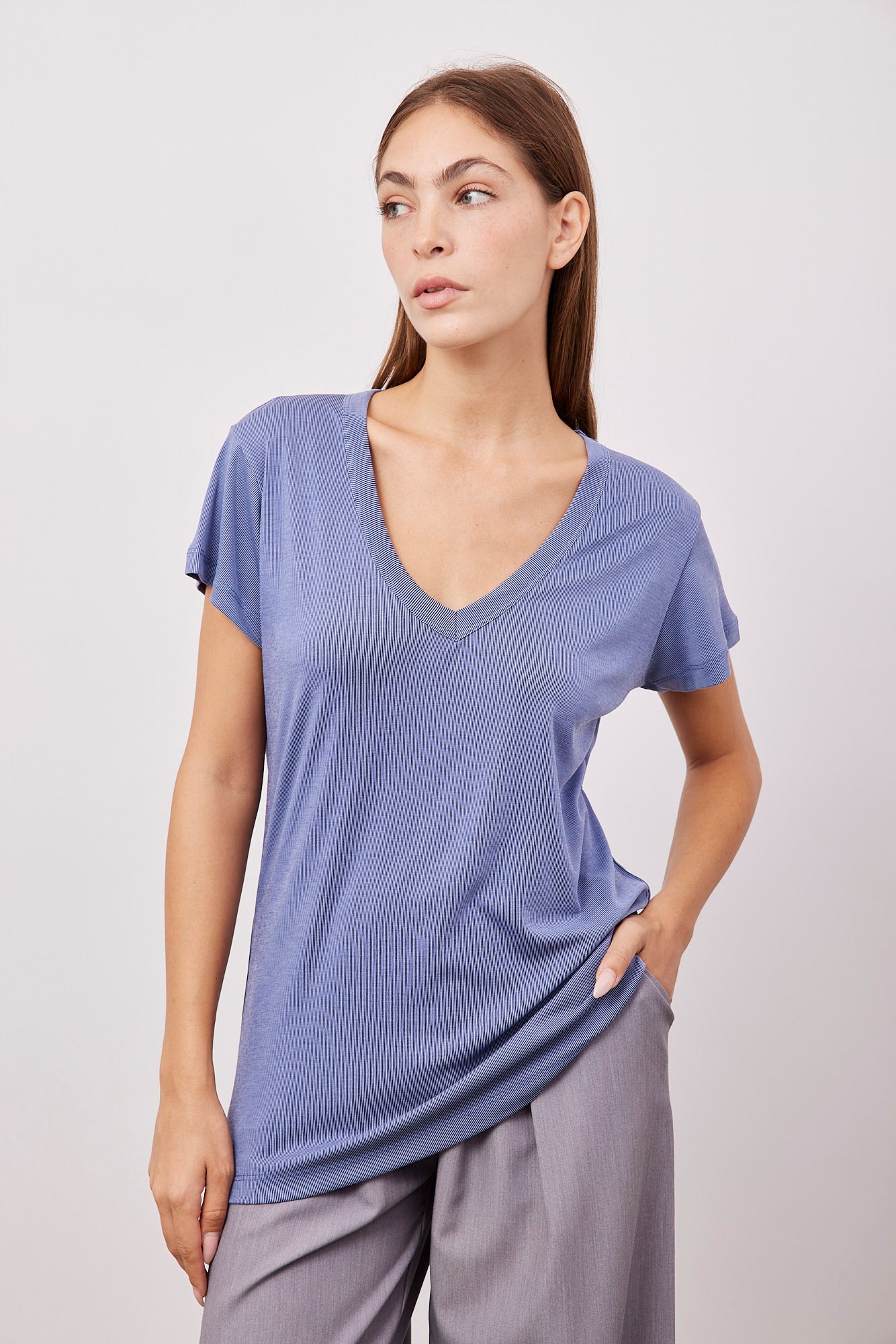 טי-שרט וי בד מודל - ITAY BRANDS