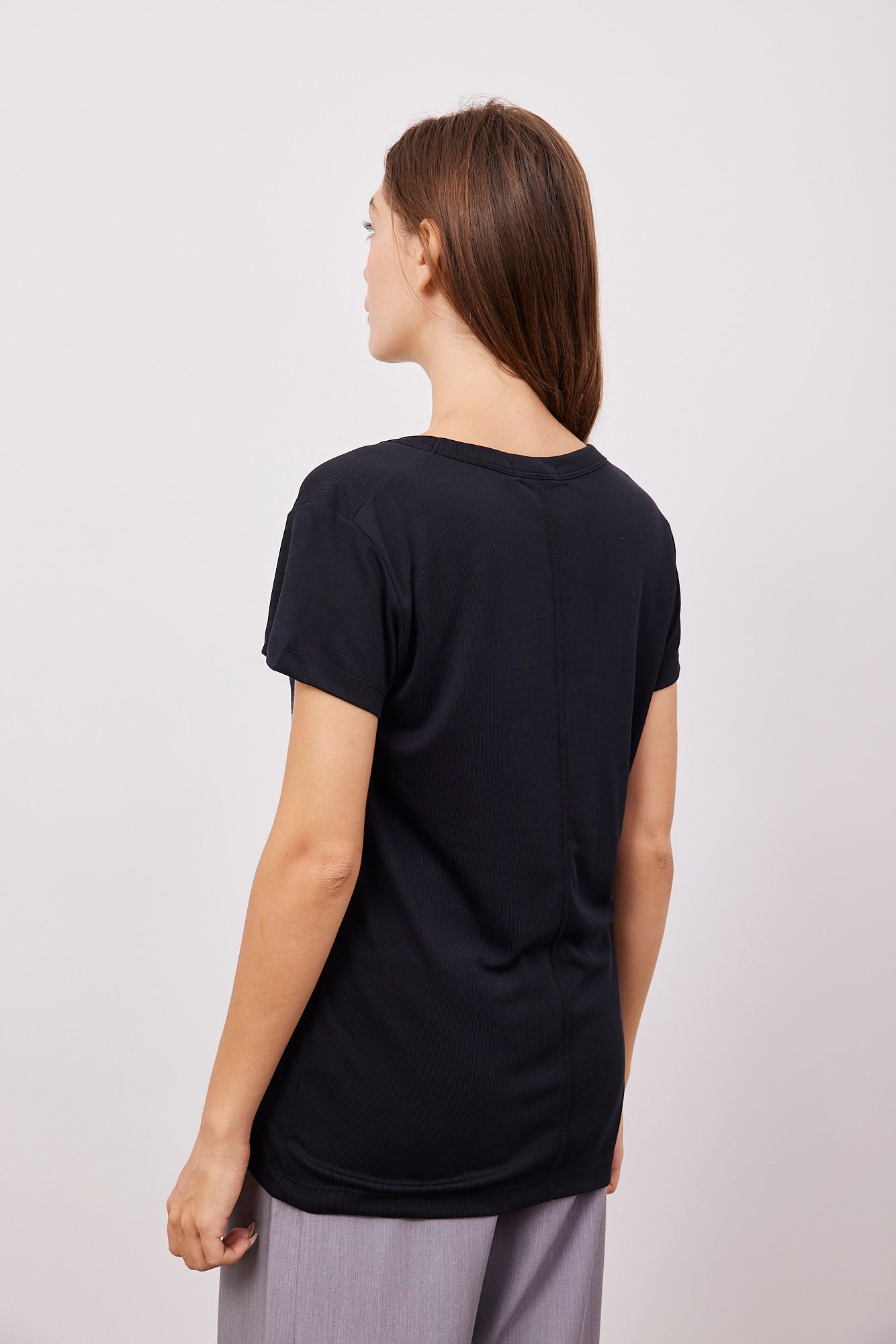 טי-שרט וי בד מודל - ITAY BRANDS