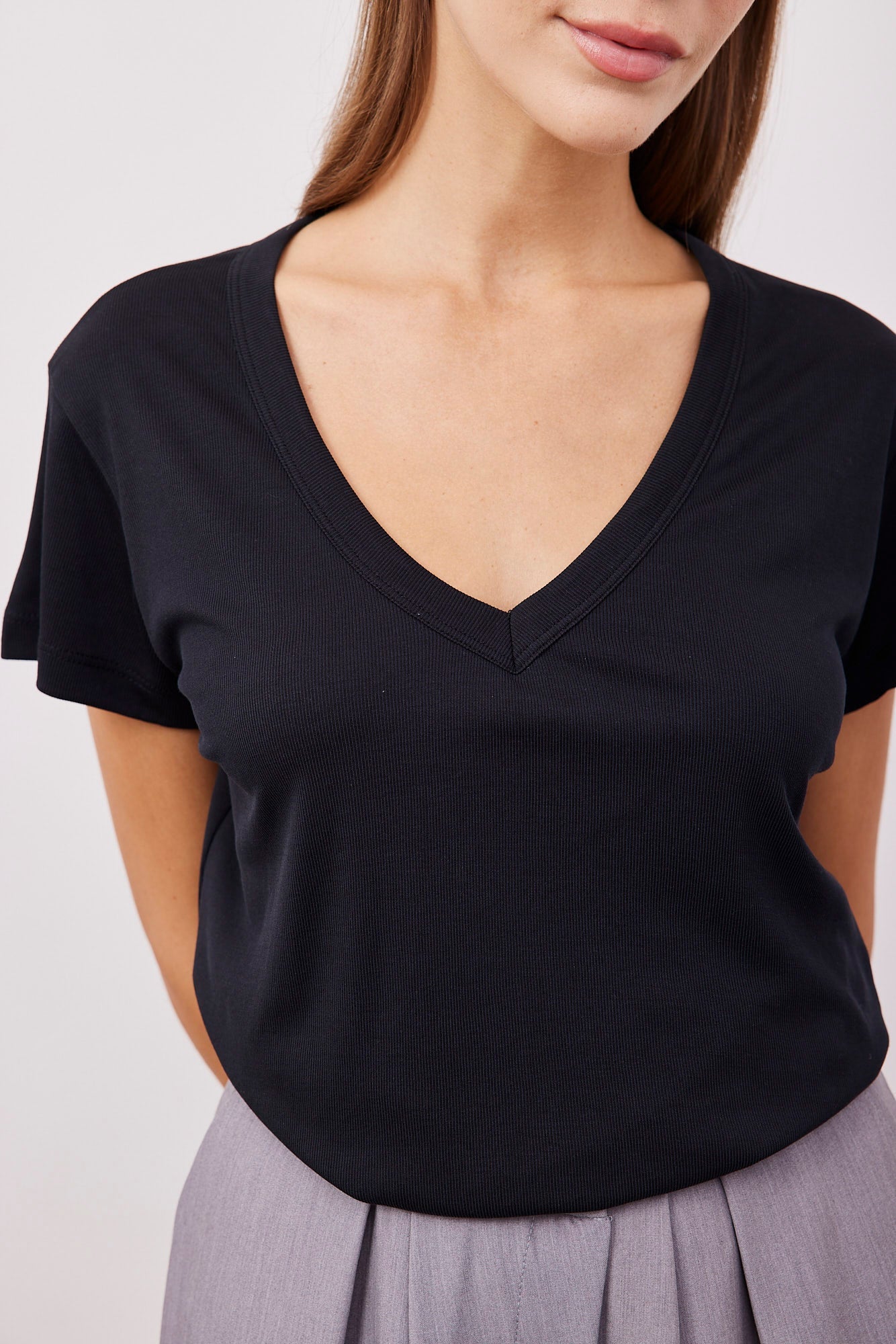 טי-שרט וי בד מודל - ITAY BRANDS