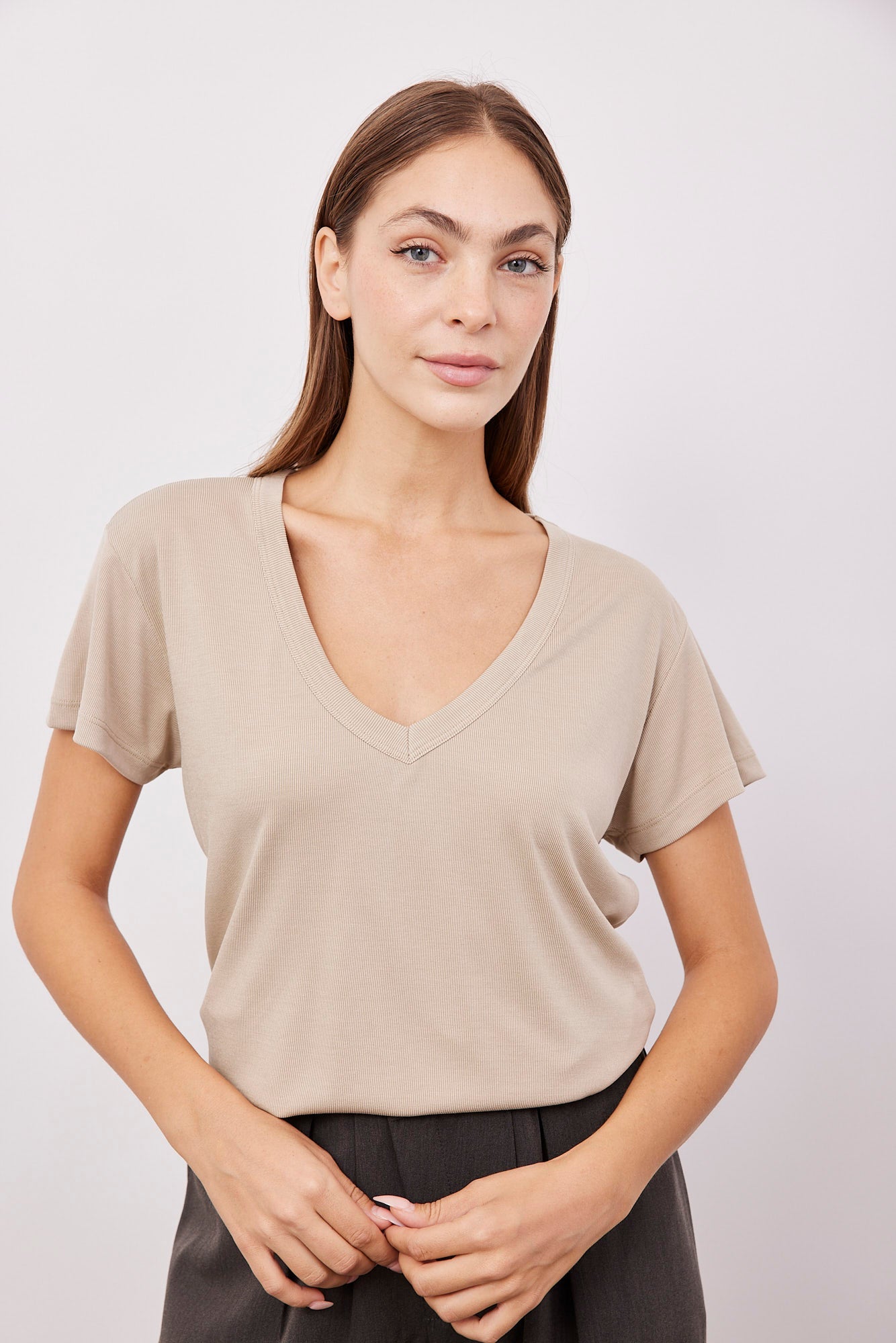 טי-שרט וי בד מודל - ITAY BRANDS