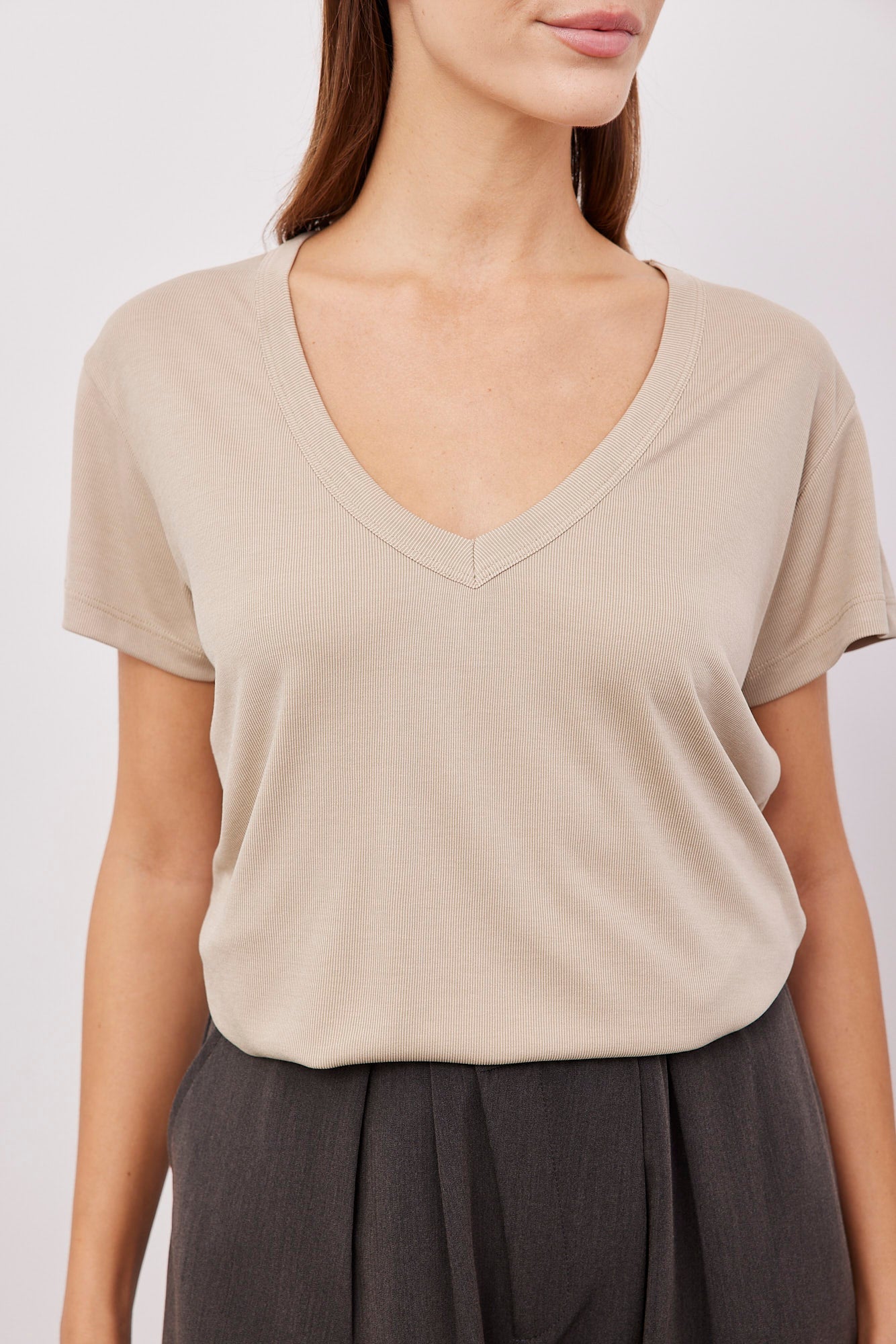 טי-שרט וי בד מודל - ITAY BRANDS