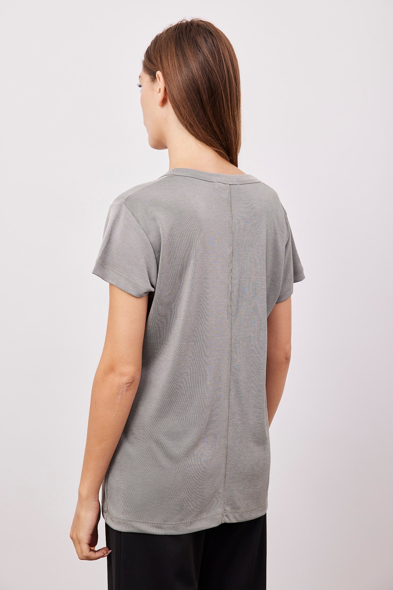 טי-שרט וי בד מודל - ITAY BRANDS