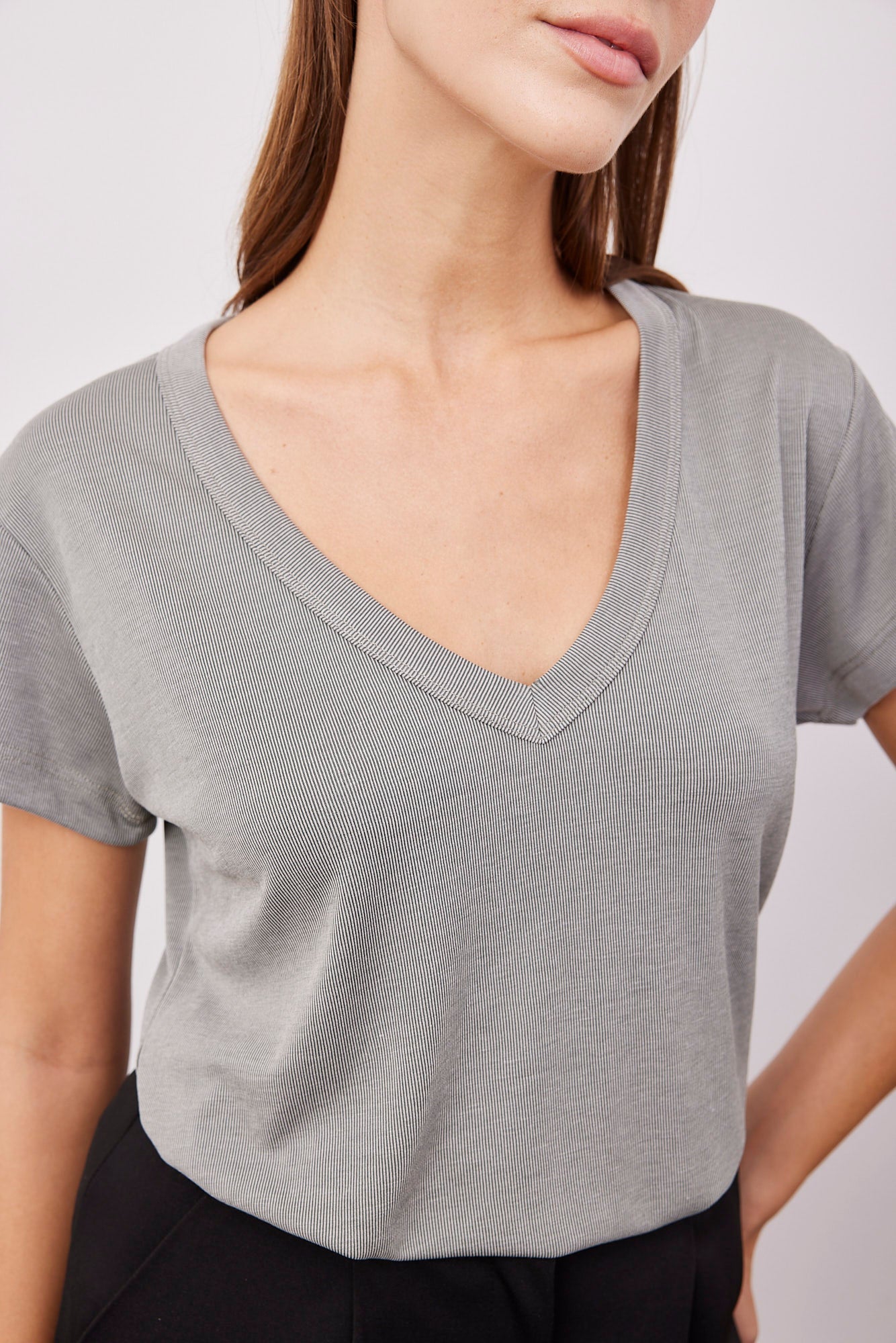 טי-שרט וי בד מודל - ITAY BRANDS