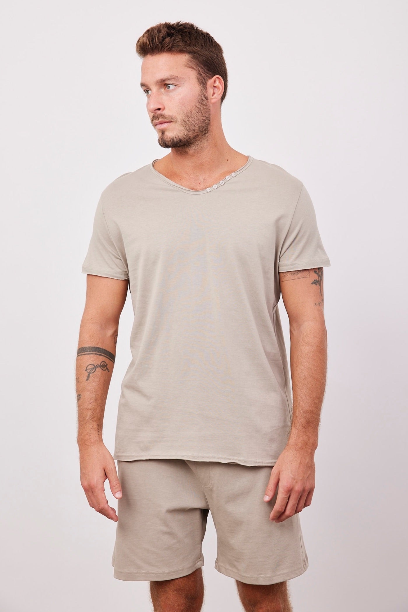 טישרט בגימור כפתורים - ITAY BRANDS