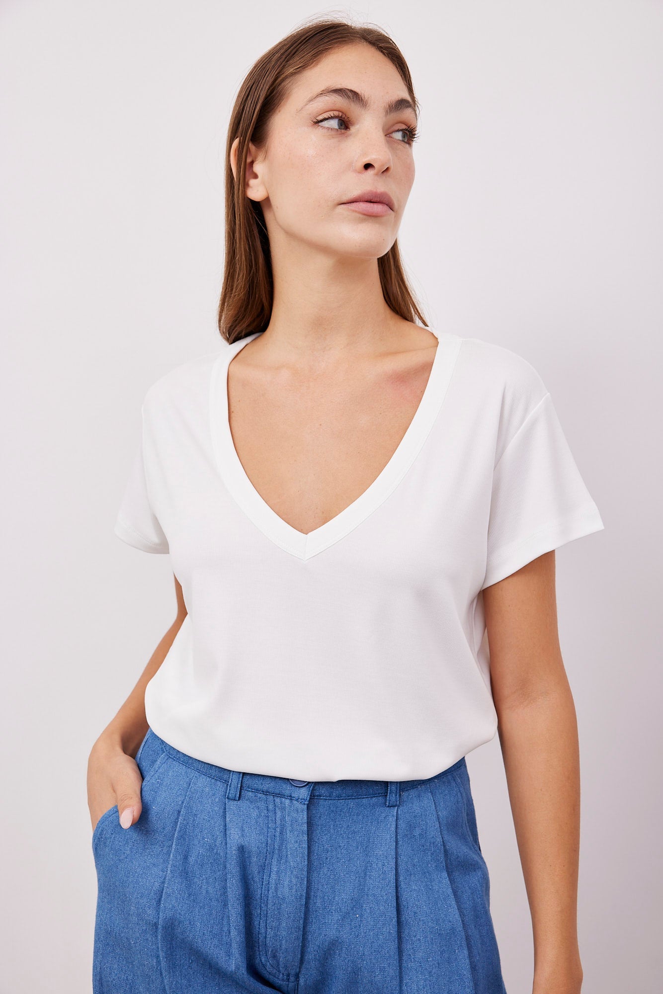 טי-שרט וי בד מודל - ITAY BRANDS