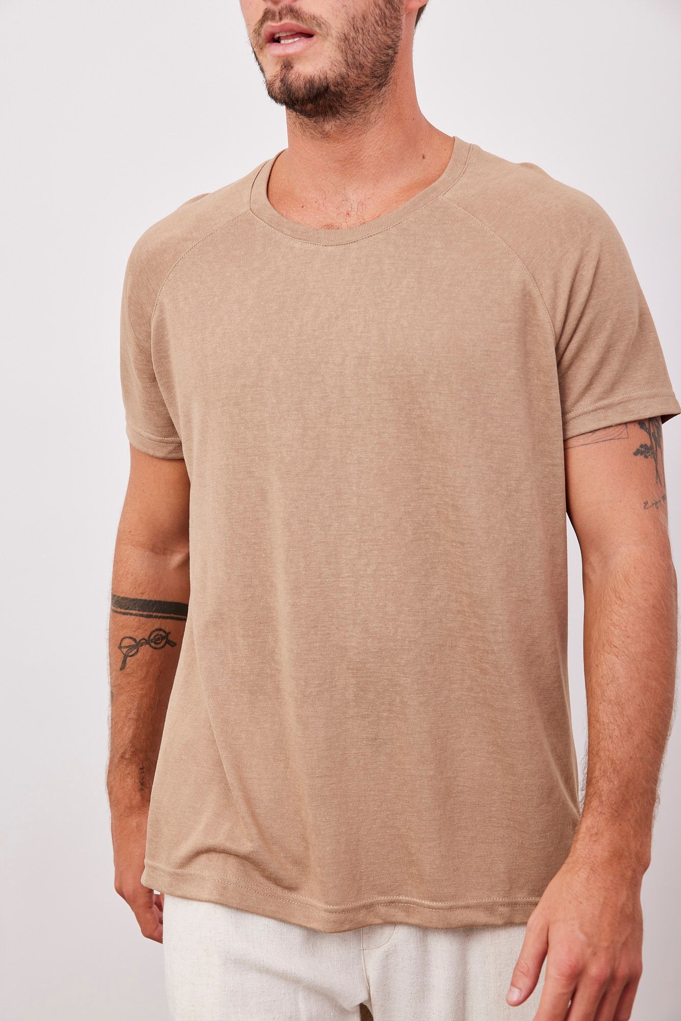 טי-שרט רגלן במראה פשתן - ITAY BRANDS