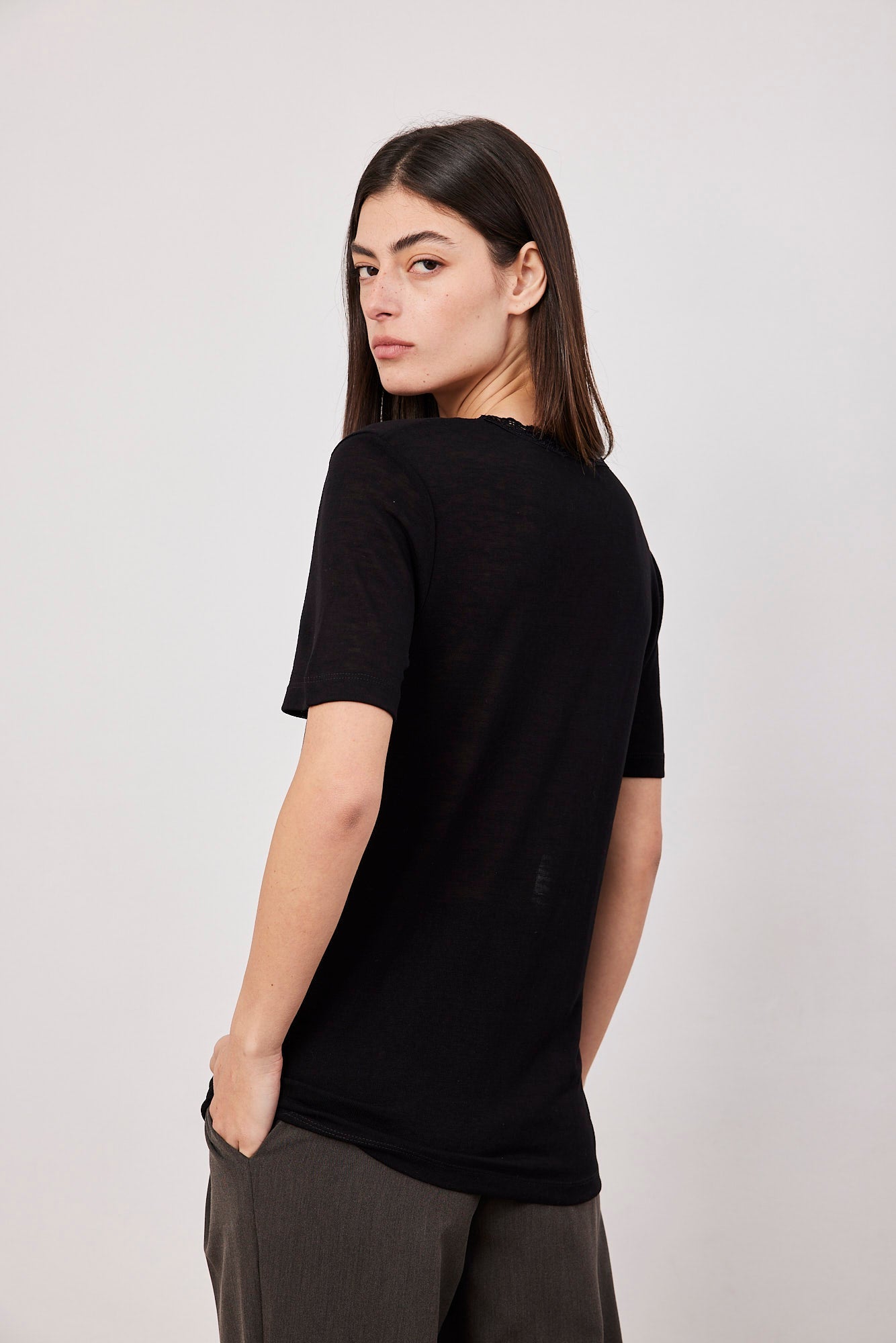 טי-שרט וי עם מחשוף תחרה - ITAY BRANDS