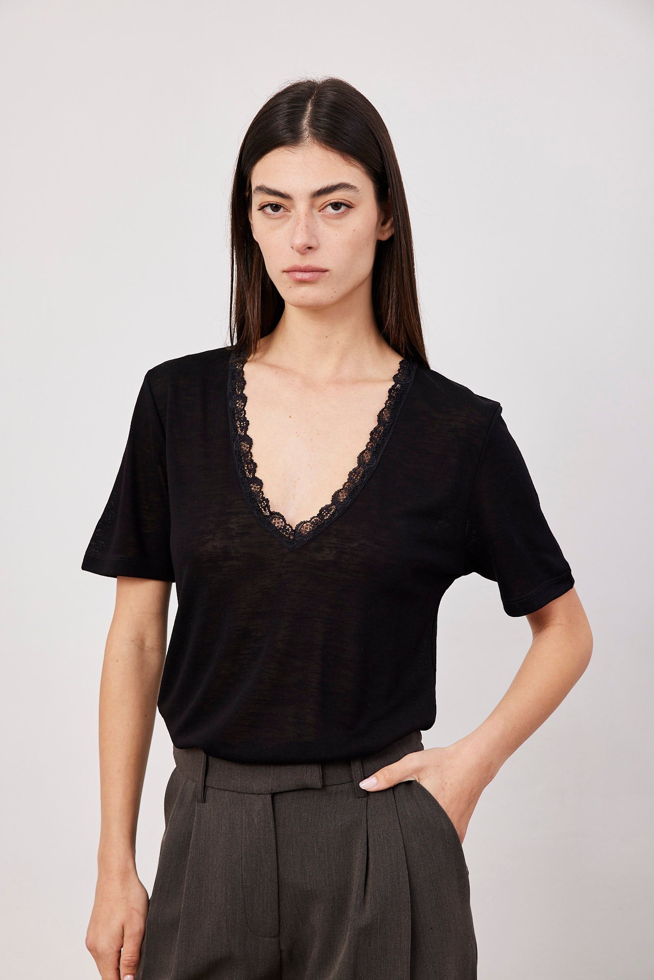 טי-שרט וי עם מחשוף תחרה - ITAY BRANDS