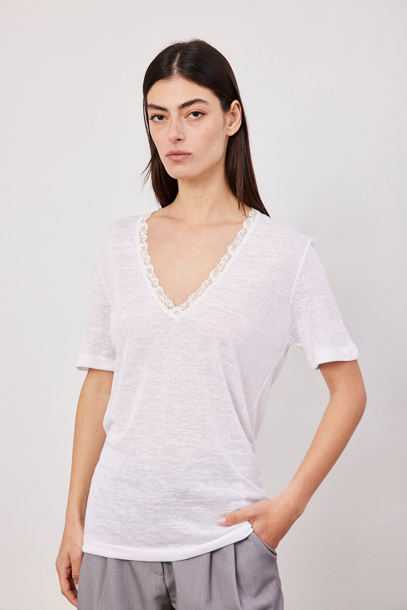 טי-שרט וי עם מחשוף תחרה - ITAY BRANDS