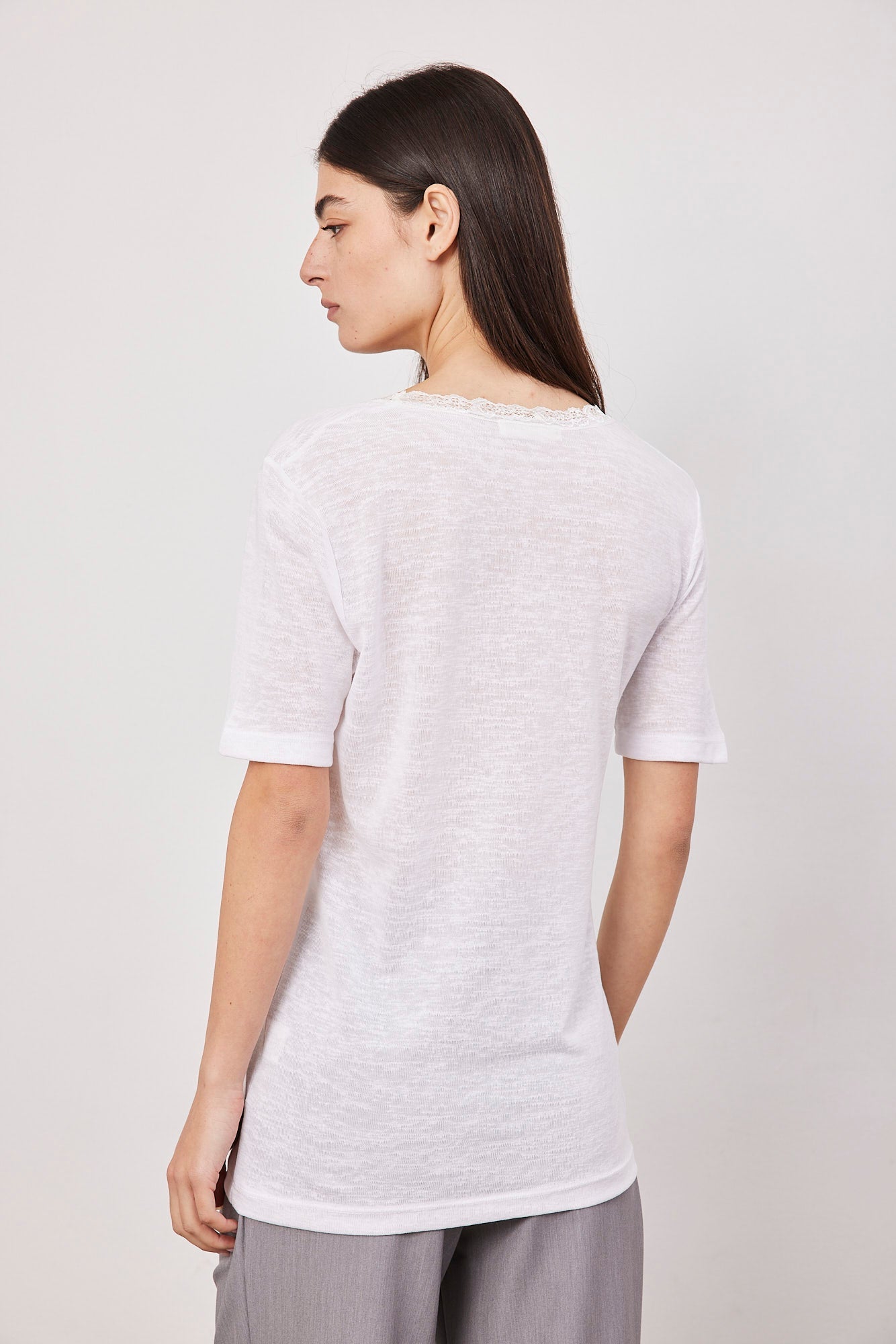 טי-שרט וי עם מחשוף תחרה - ITAY BRANDS