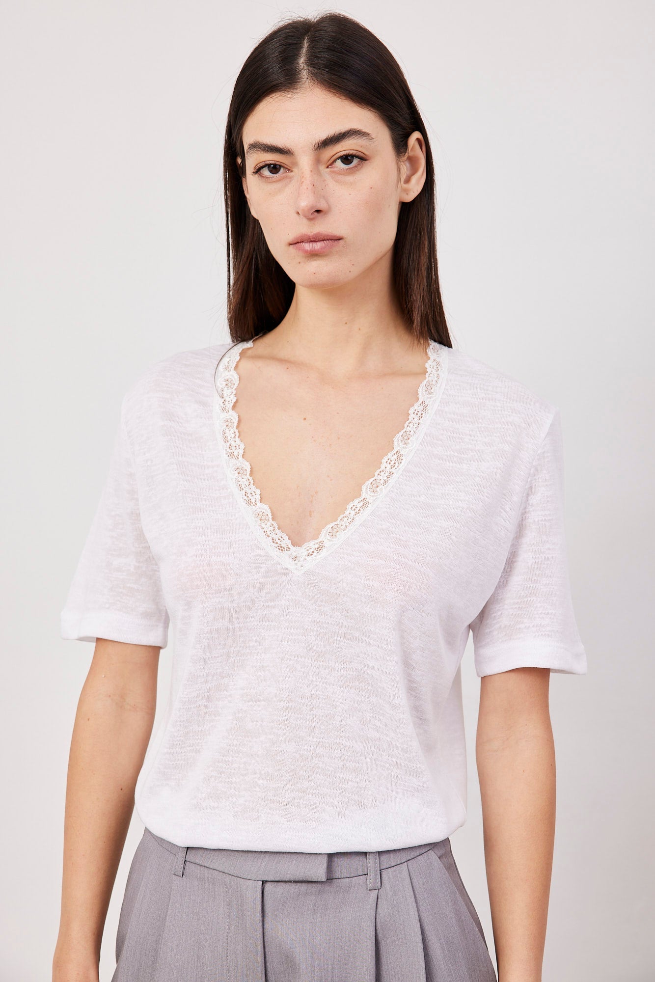 טי-שרט וי עם מחשוף תחרה - ITAY BRANDS