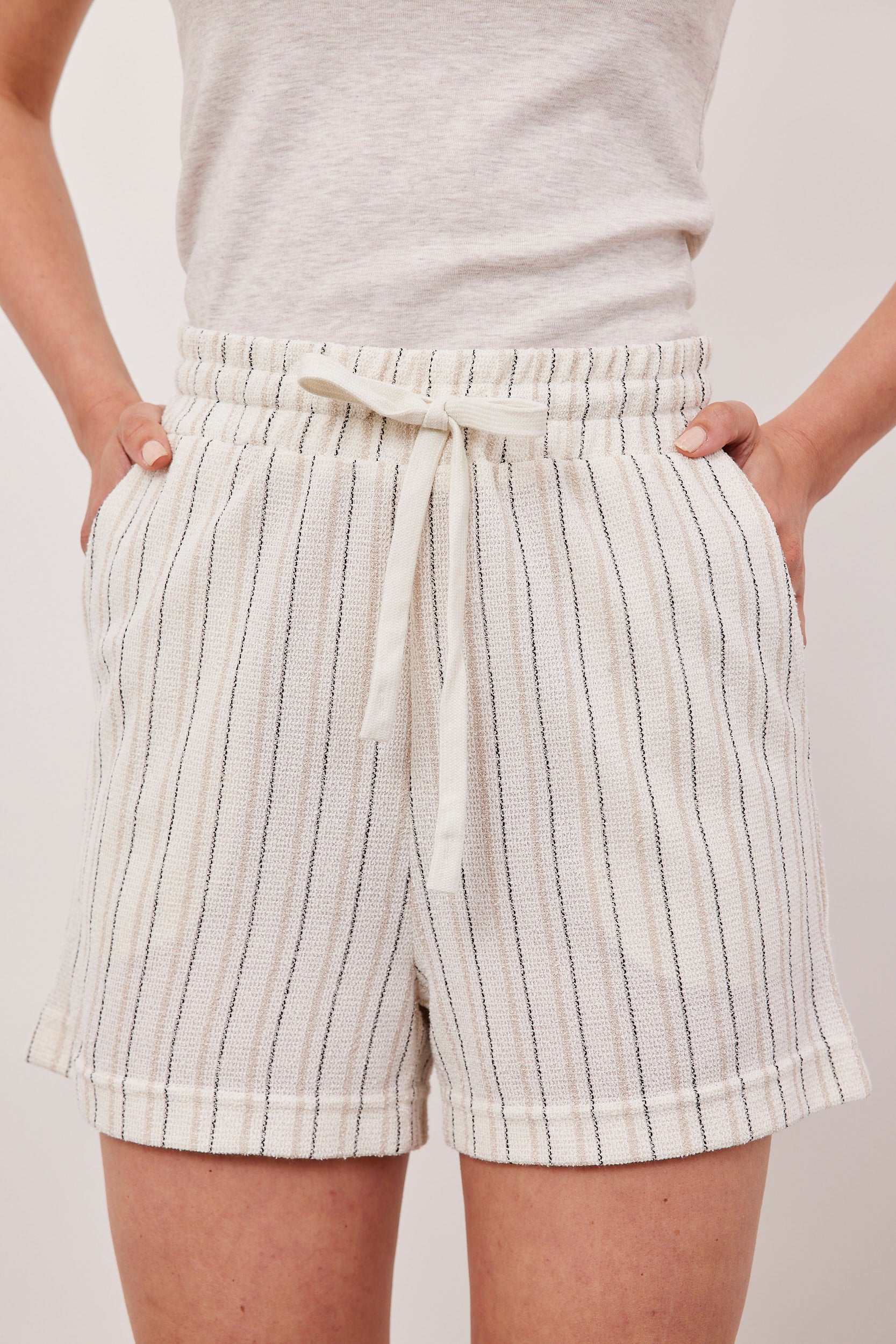 מכנסיים קצרים עם פסים