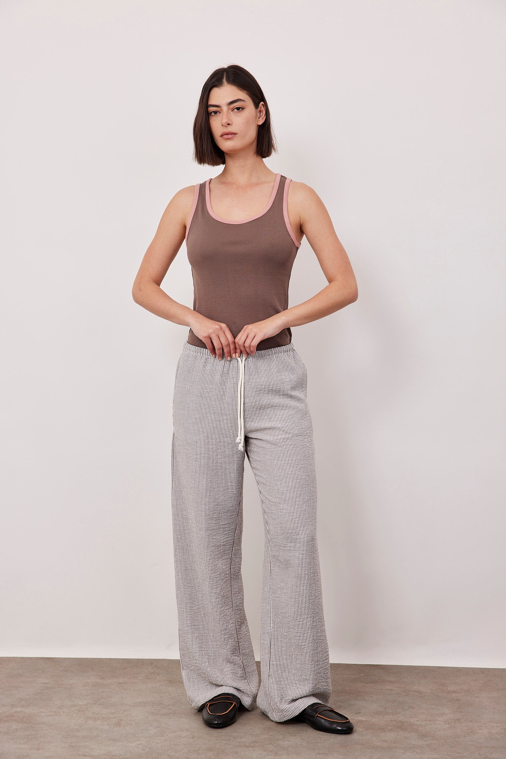 מכנסי פסים במראה פשתן