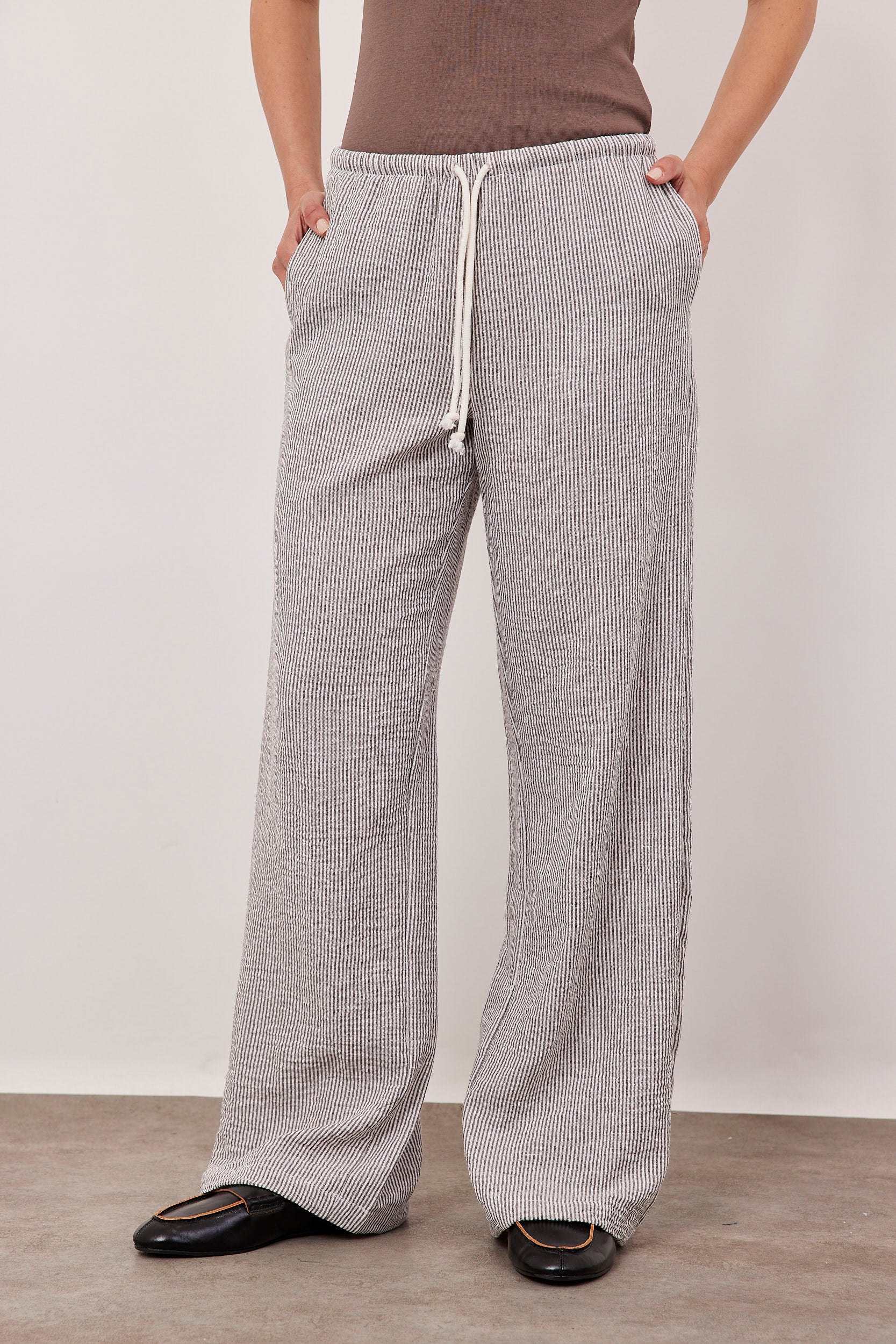 מכנסי פסים במראה פשתן