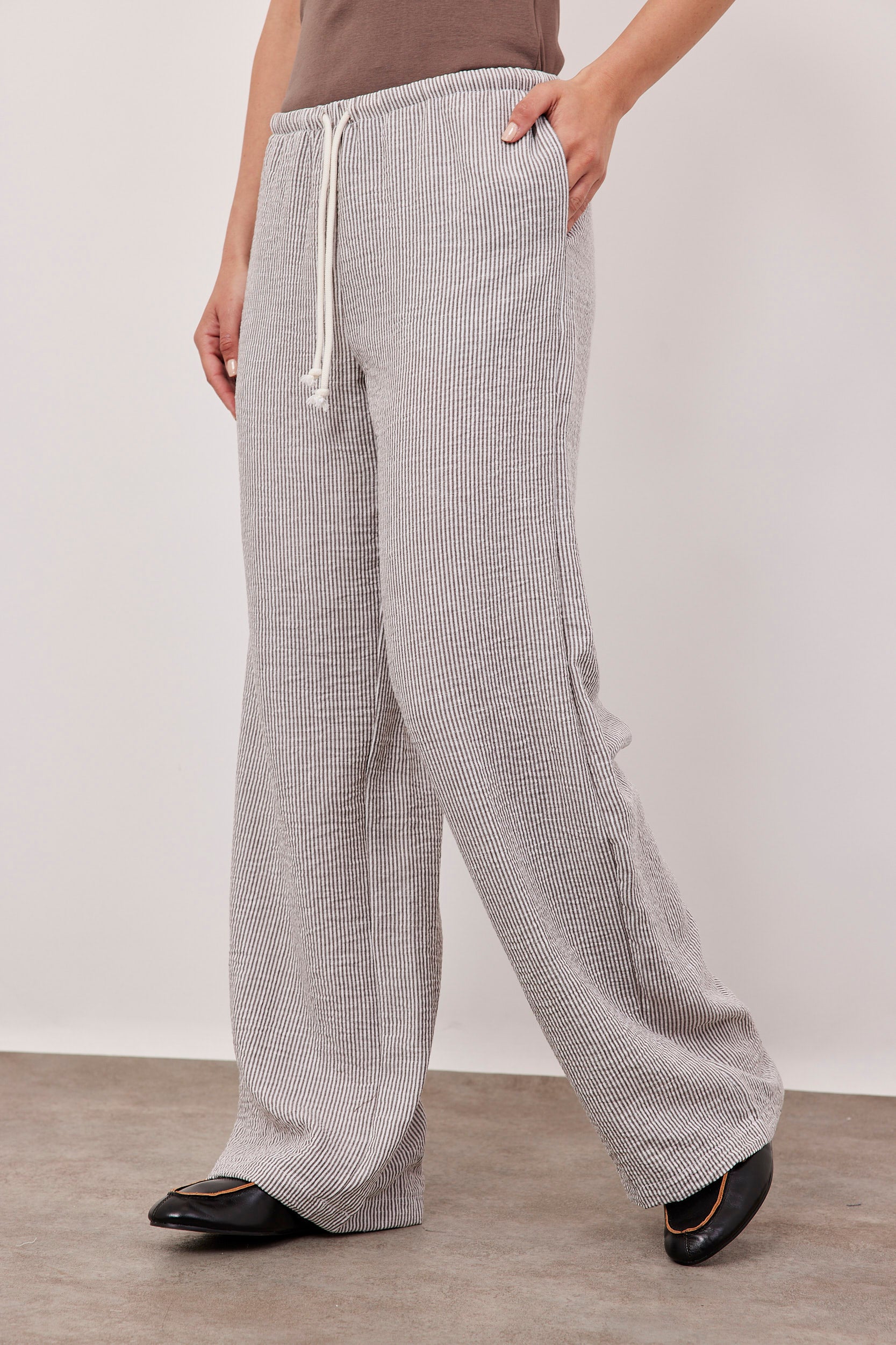 מכנסי פסים במראה פשתן