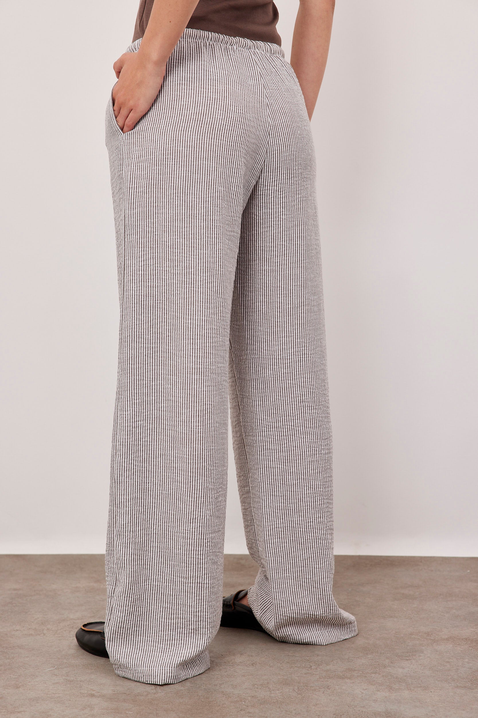 מכנסי פסים במראה פשתן