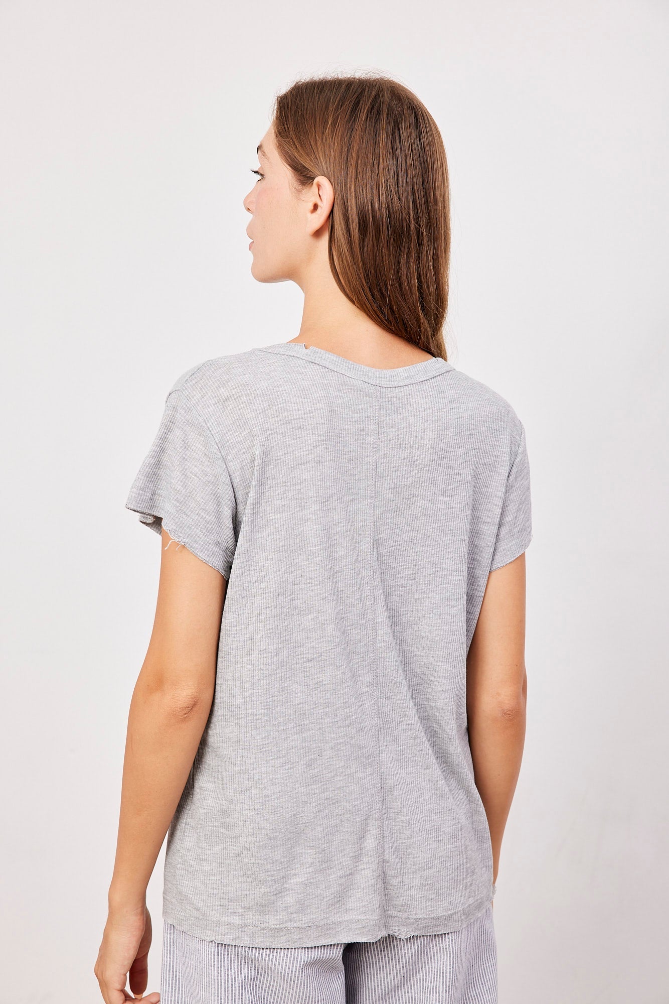 טי-שרט וי מבד רך בסיומת פרומה - ITAY BRANDS