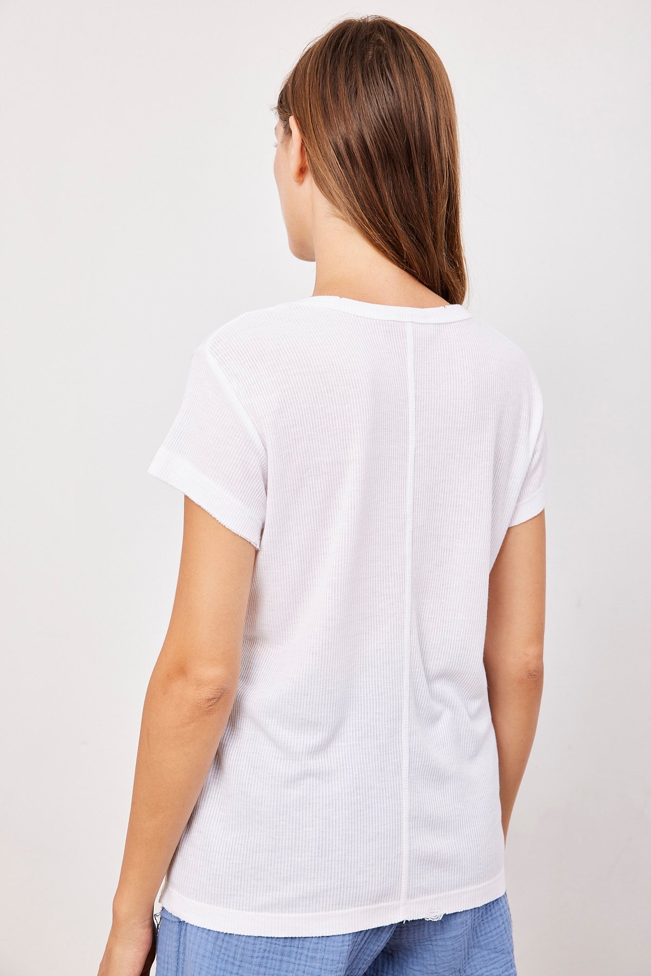 טי-שרט וי מבד רך בסיומת פרומה - ITAY BRANDS