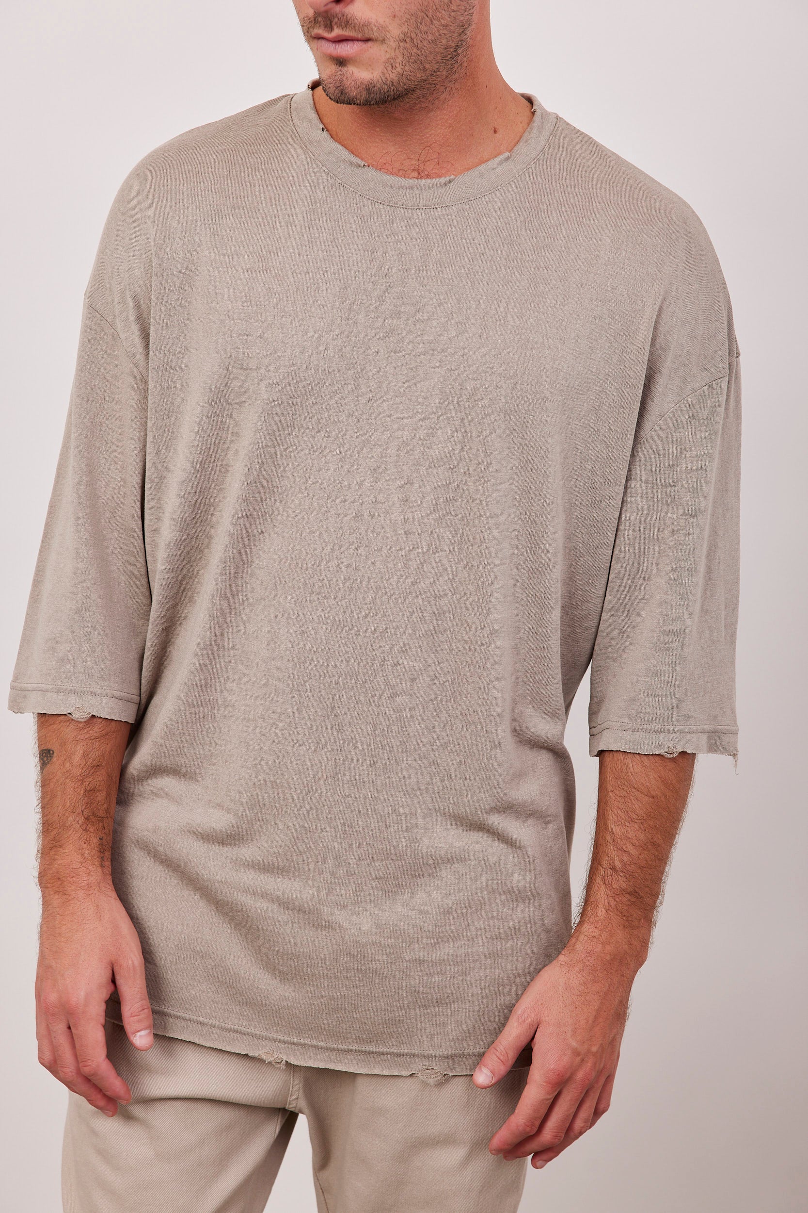 טישרט בגזרה רחבה עם קרעים