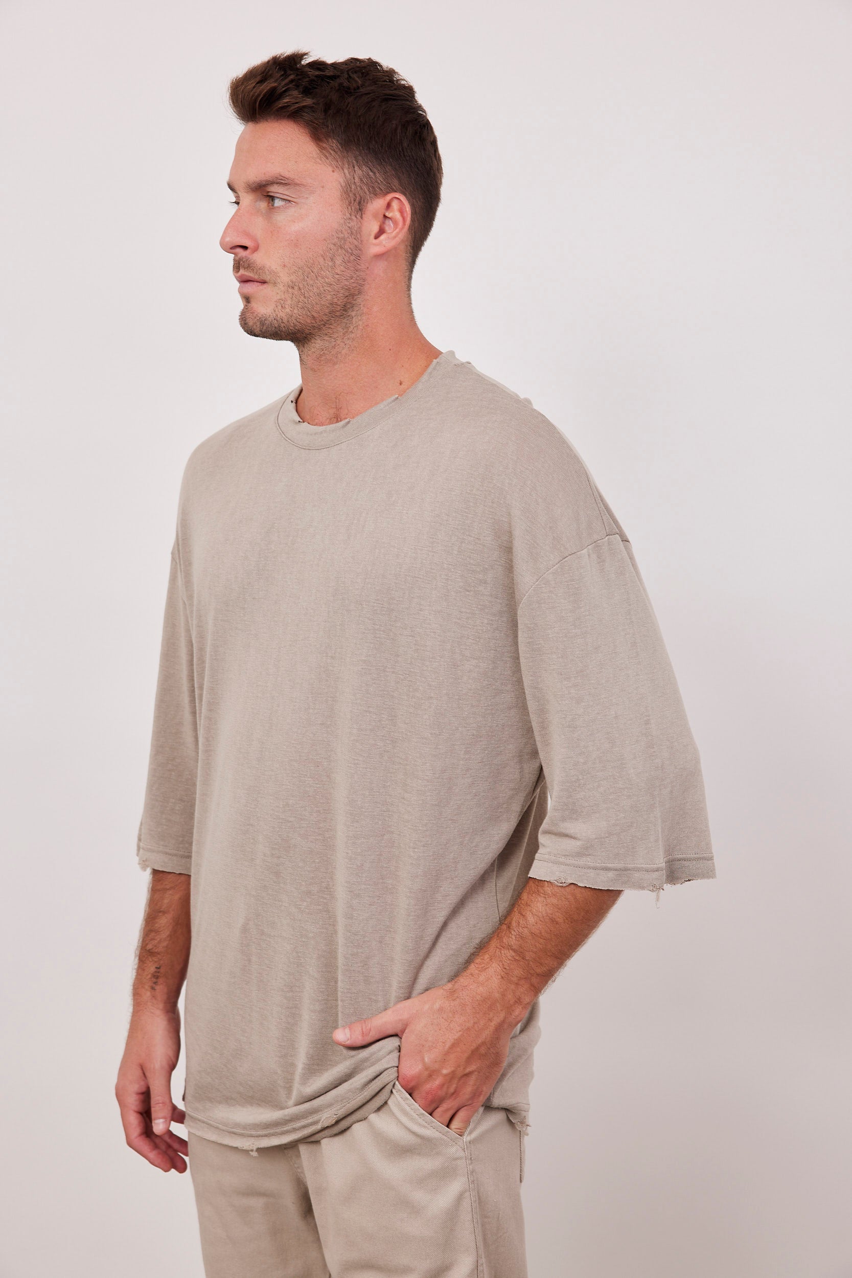 טישרט בגזרה רחבה עם קרעים