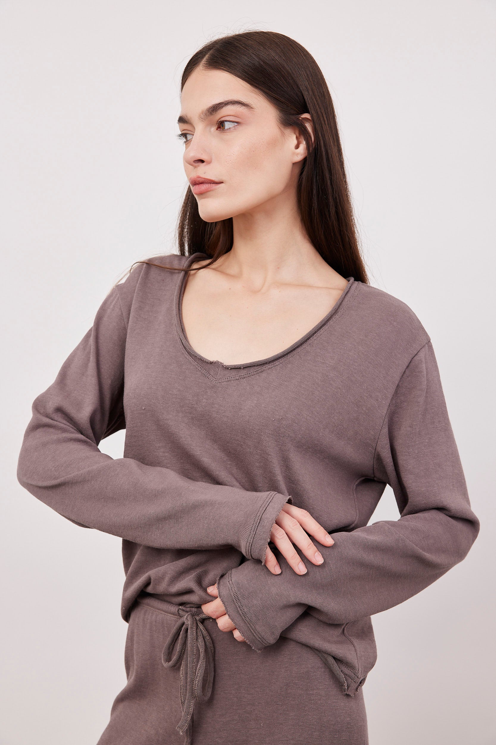 חולצה ארוכה בסיומת גזורה