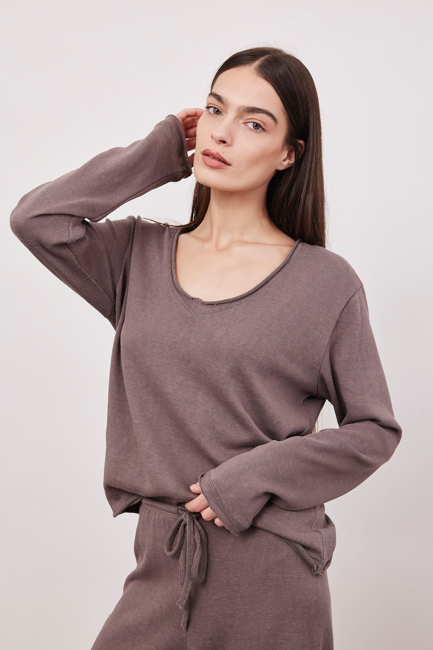 חולצה ארוכה בסיומת גזורה