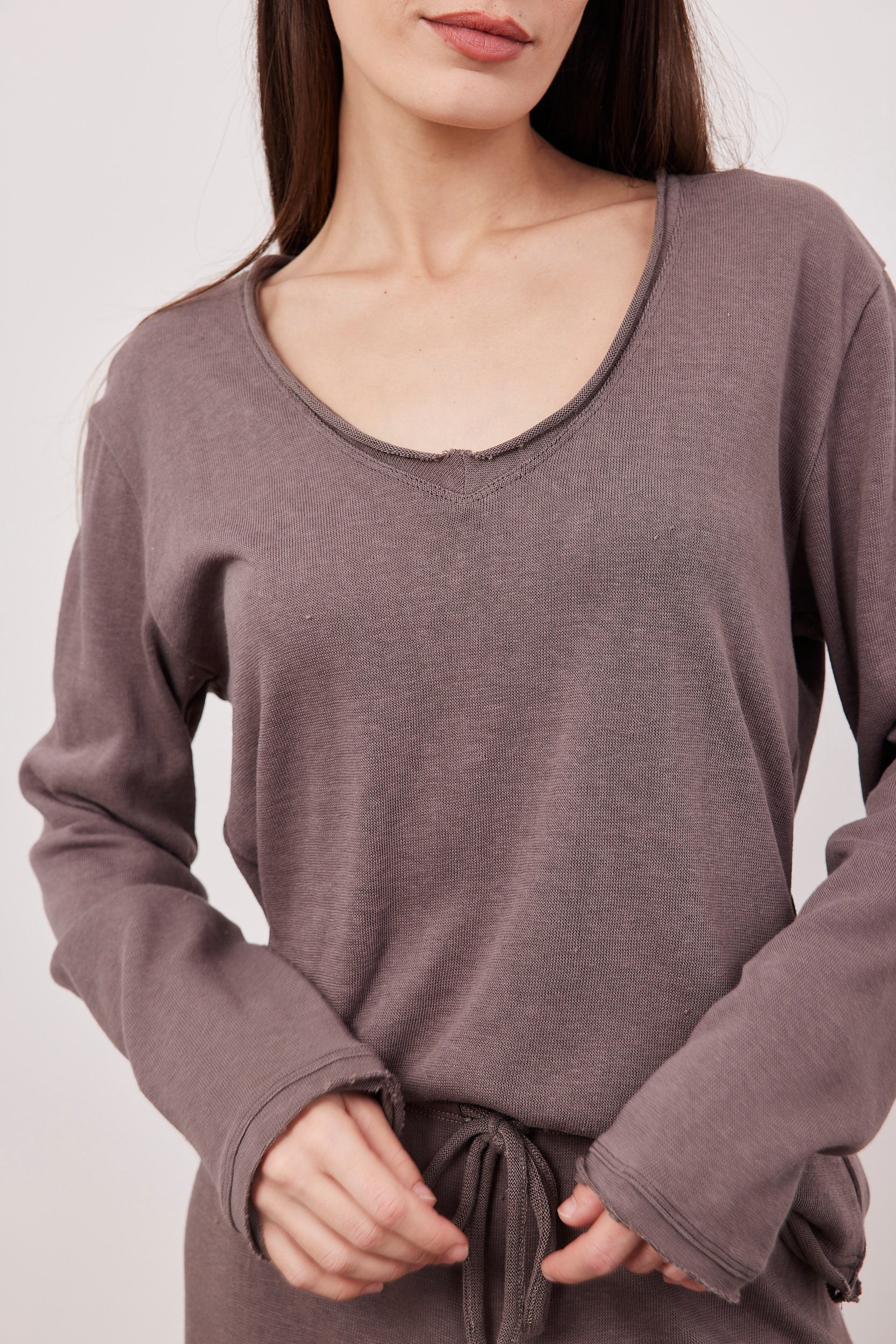 חולצה ארוכה בסיומת גזורה