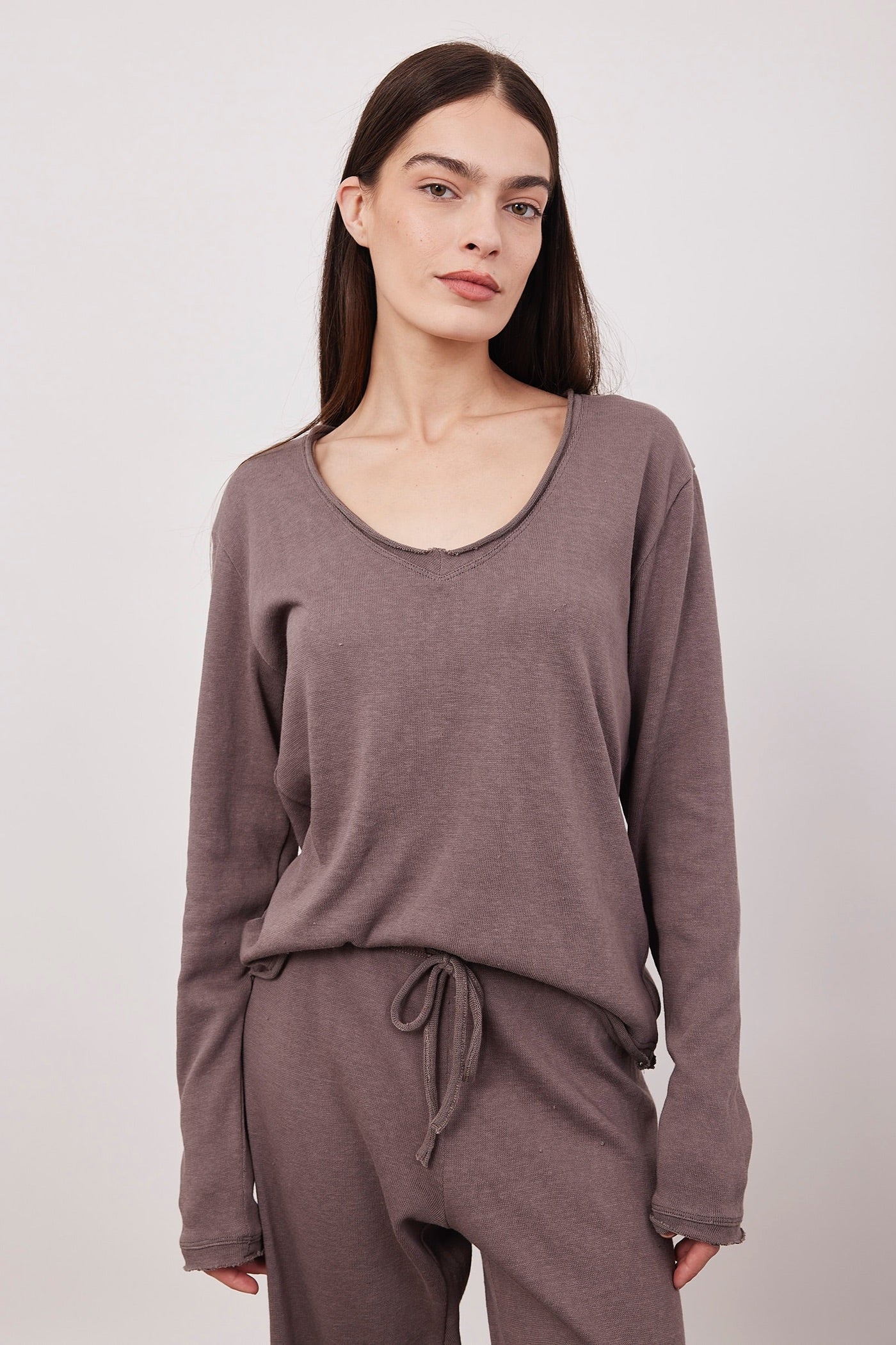 חולצה ארוכה בסיומת גזורה