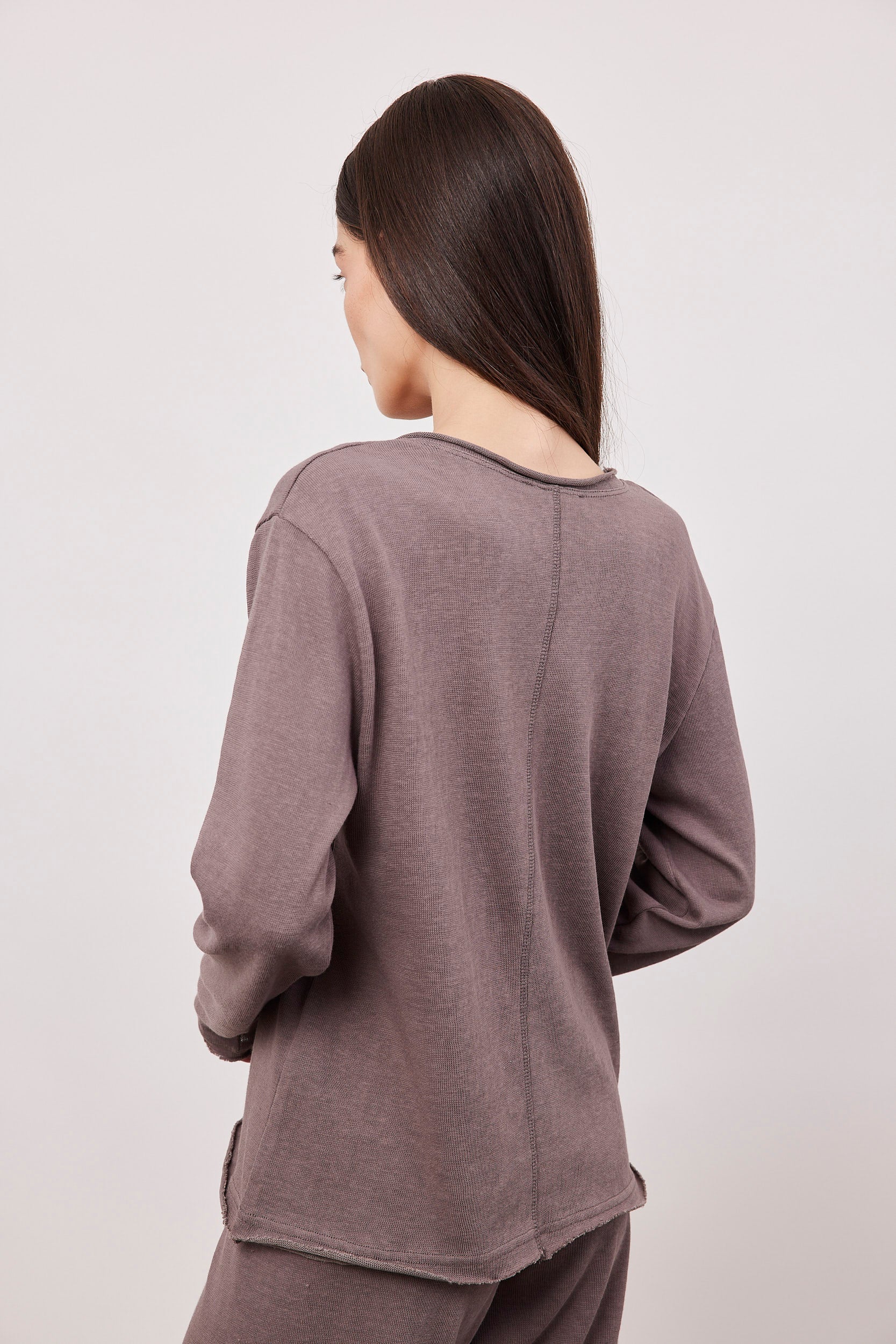 חולצה ארוכה בסיומת גזורה