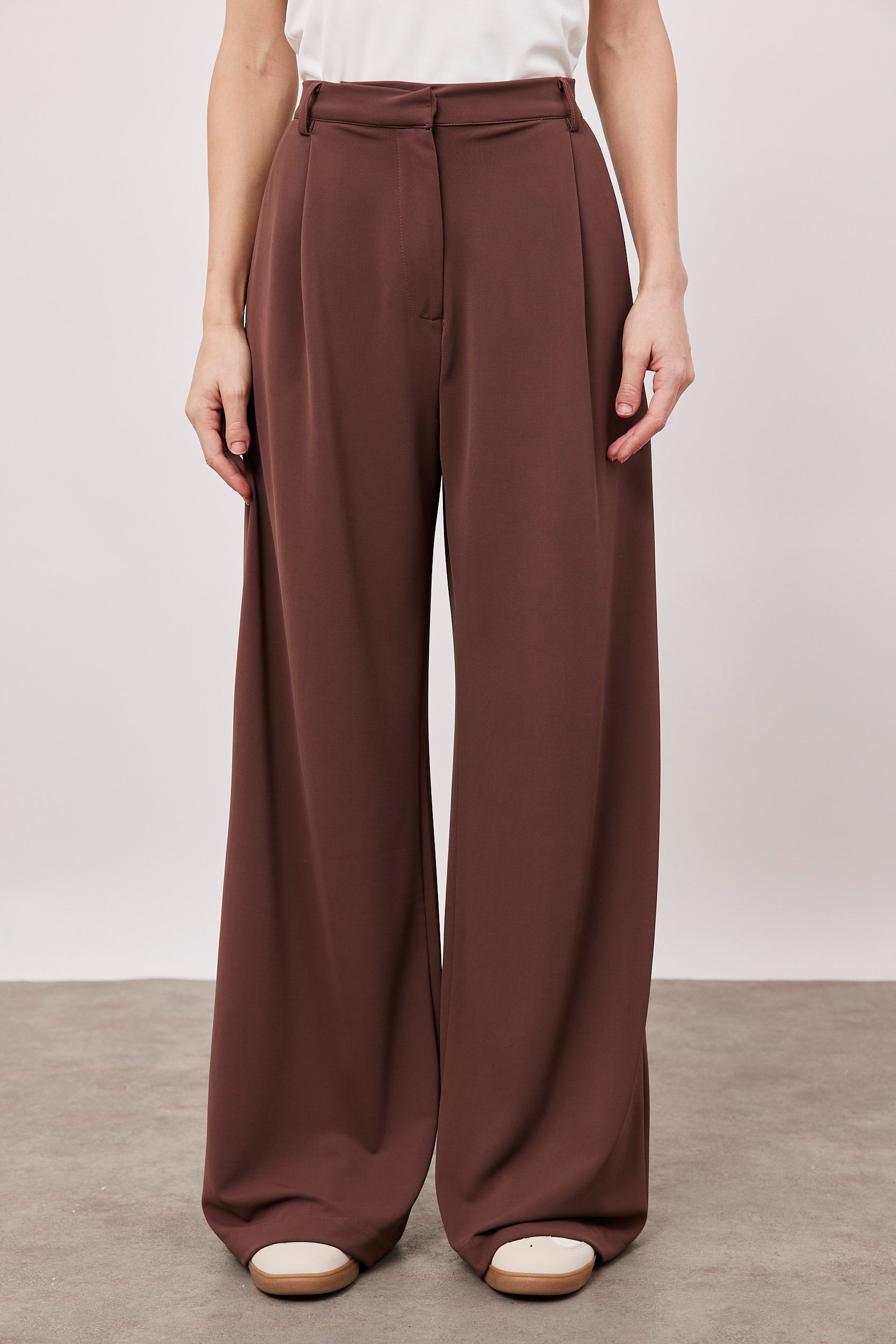 מכנסיים מחויטים מבד נשפך