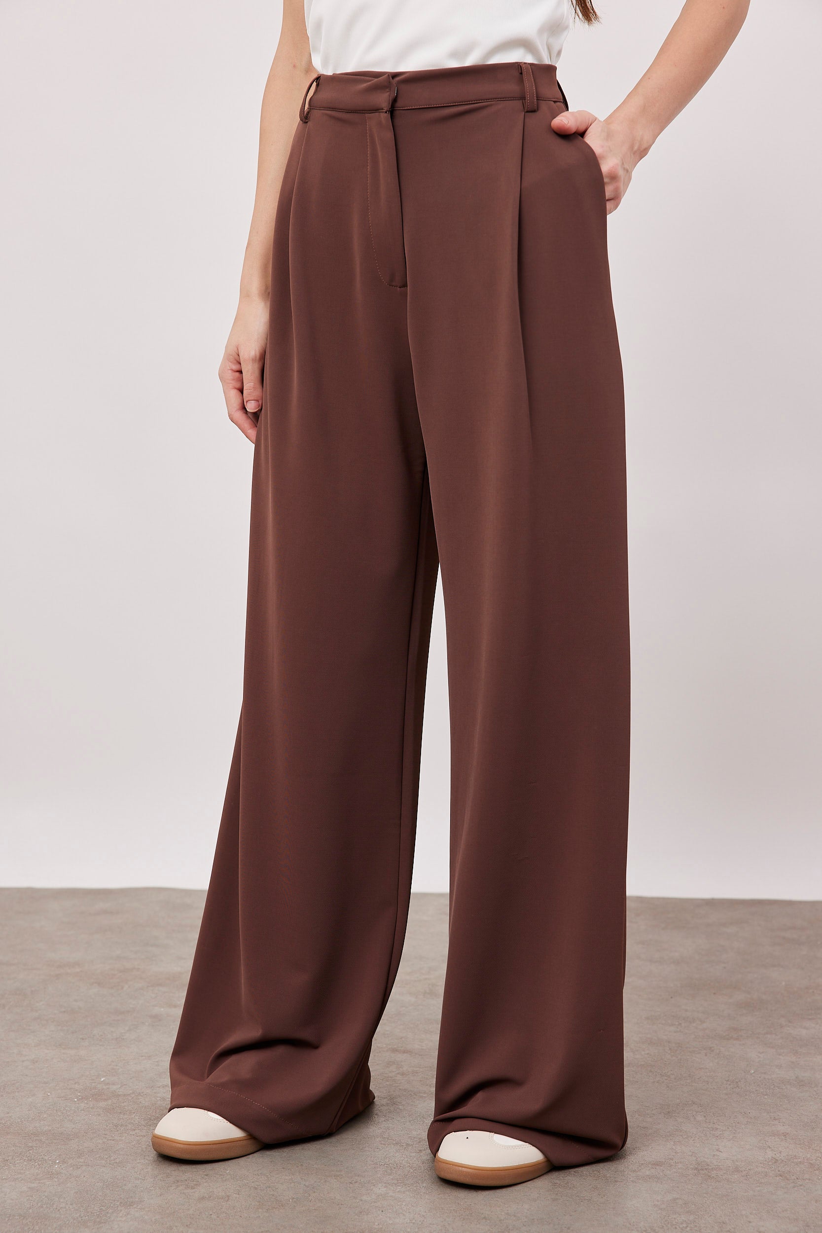 מכנסיים מחויטים מבד נשפך