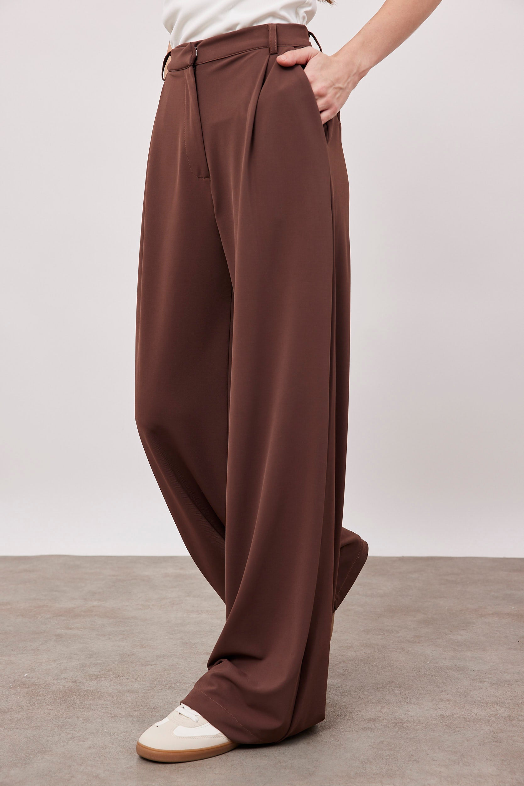 מכנסיים מחויטים מבד נשפך