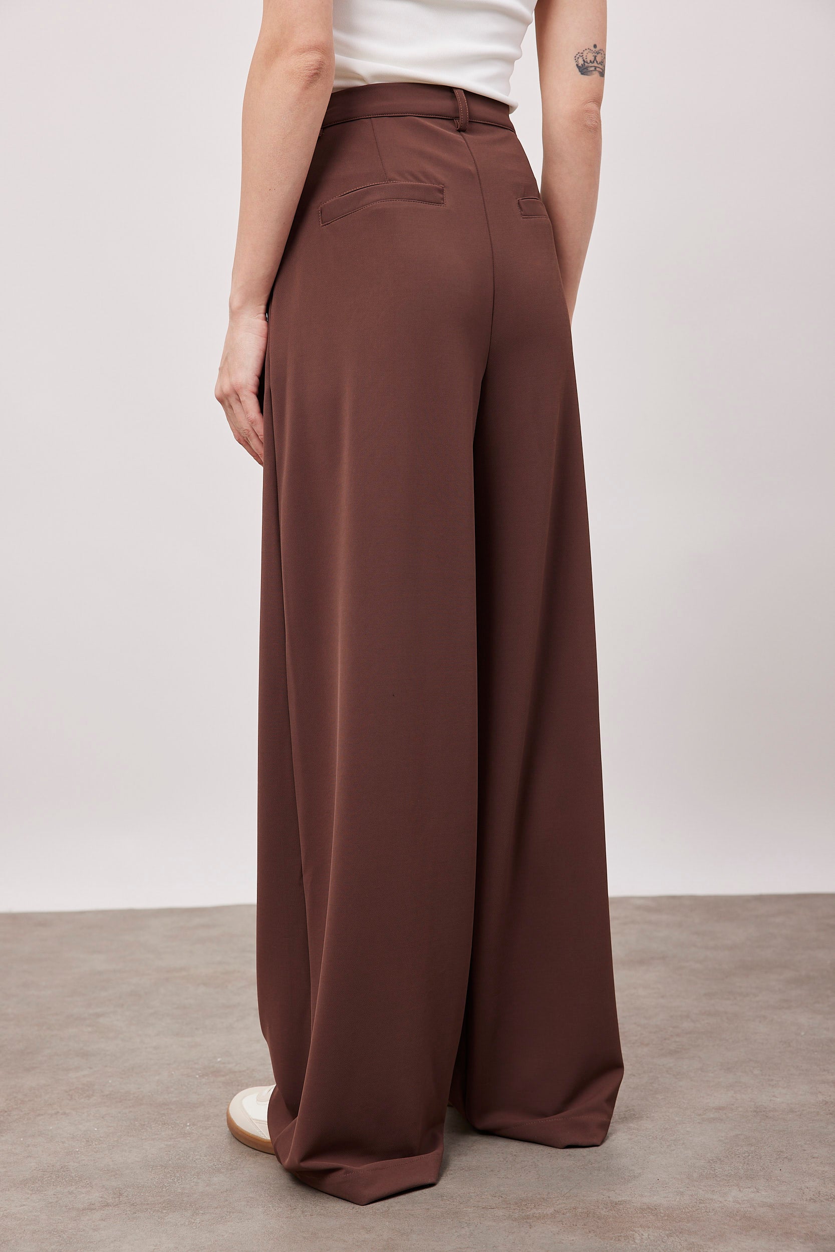 מכנסיים מחויטים מבד נשפך