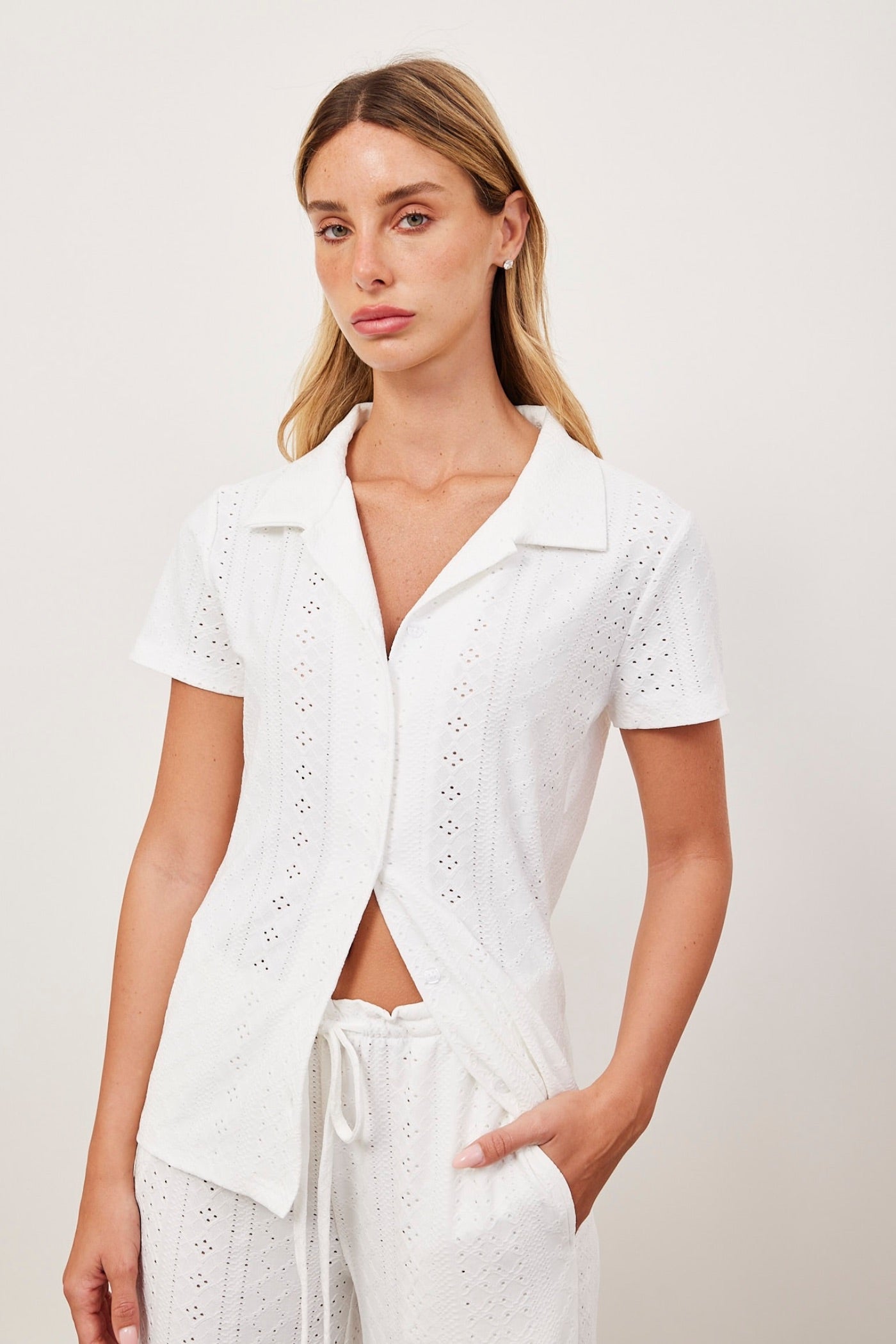 חולצה מכופתרת במראה תחרה