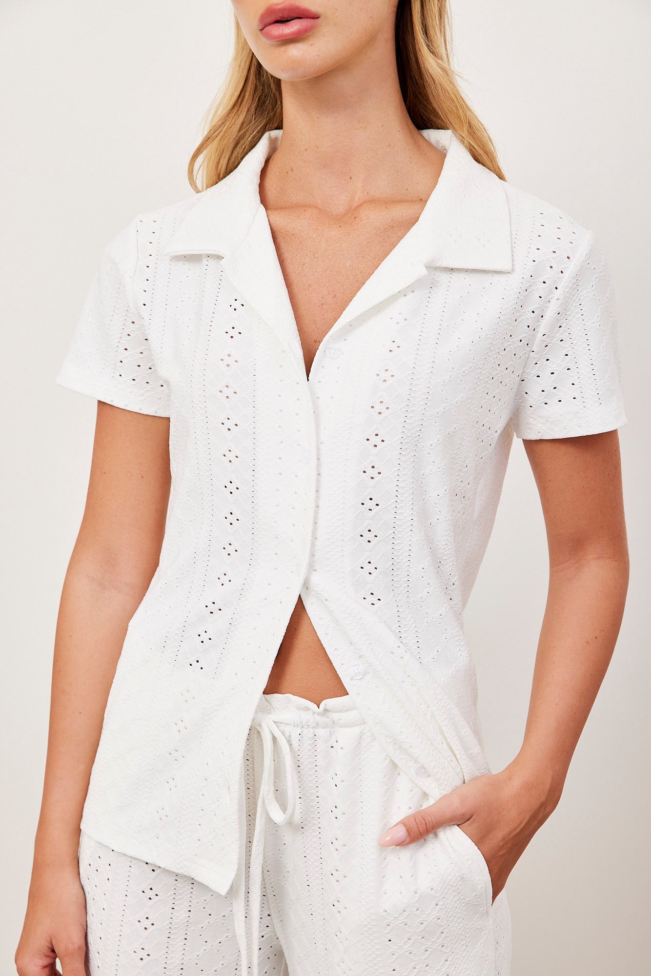 חולצה מכופתרת במראה תחרה