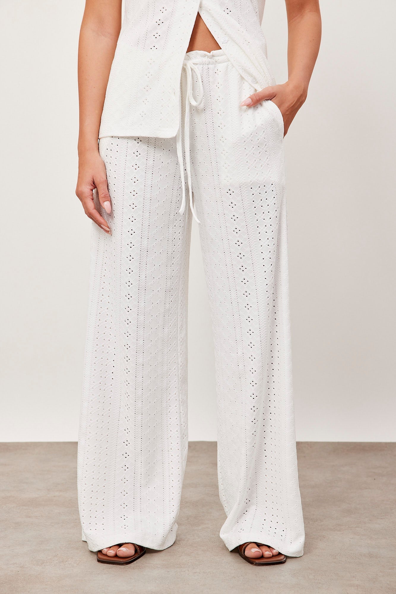 מכנסיים נשפכים במראה תחרה - ITAY BRANDS