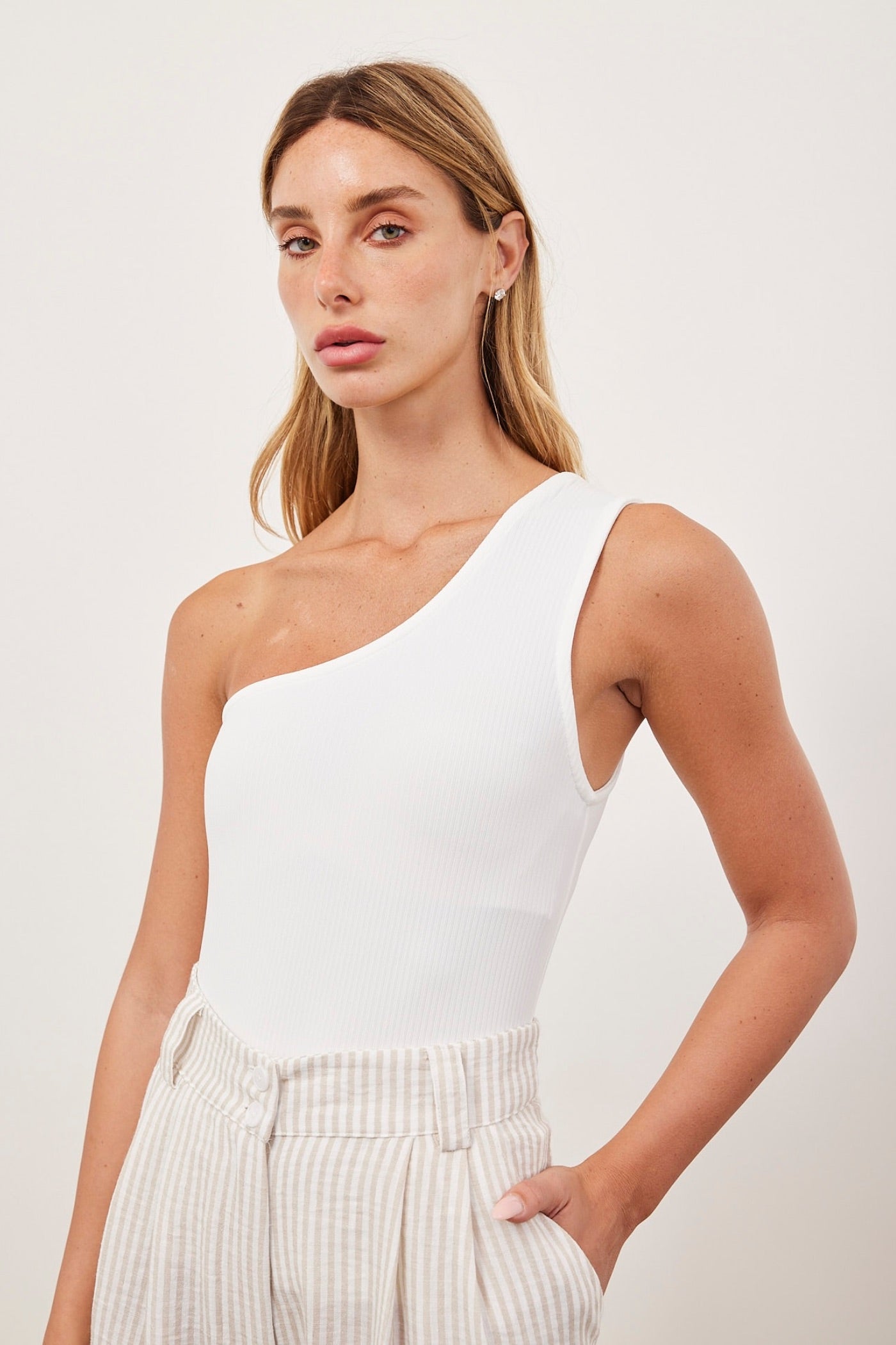 גופיית וואן שולדר בטקסטורת פסים - ITAY BRANDS