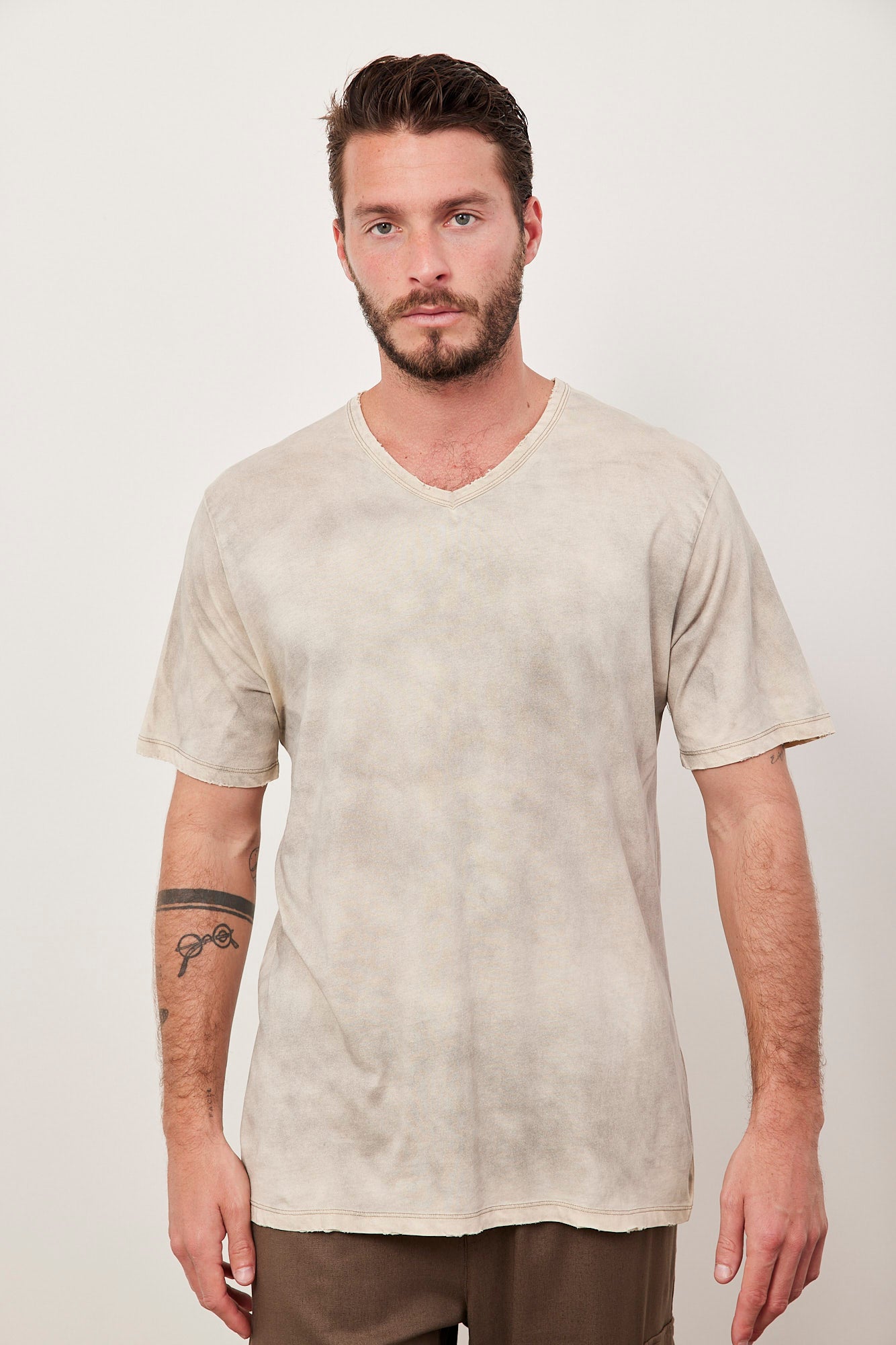 חולצת ווש קצרה במפתח וי