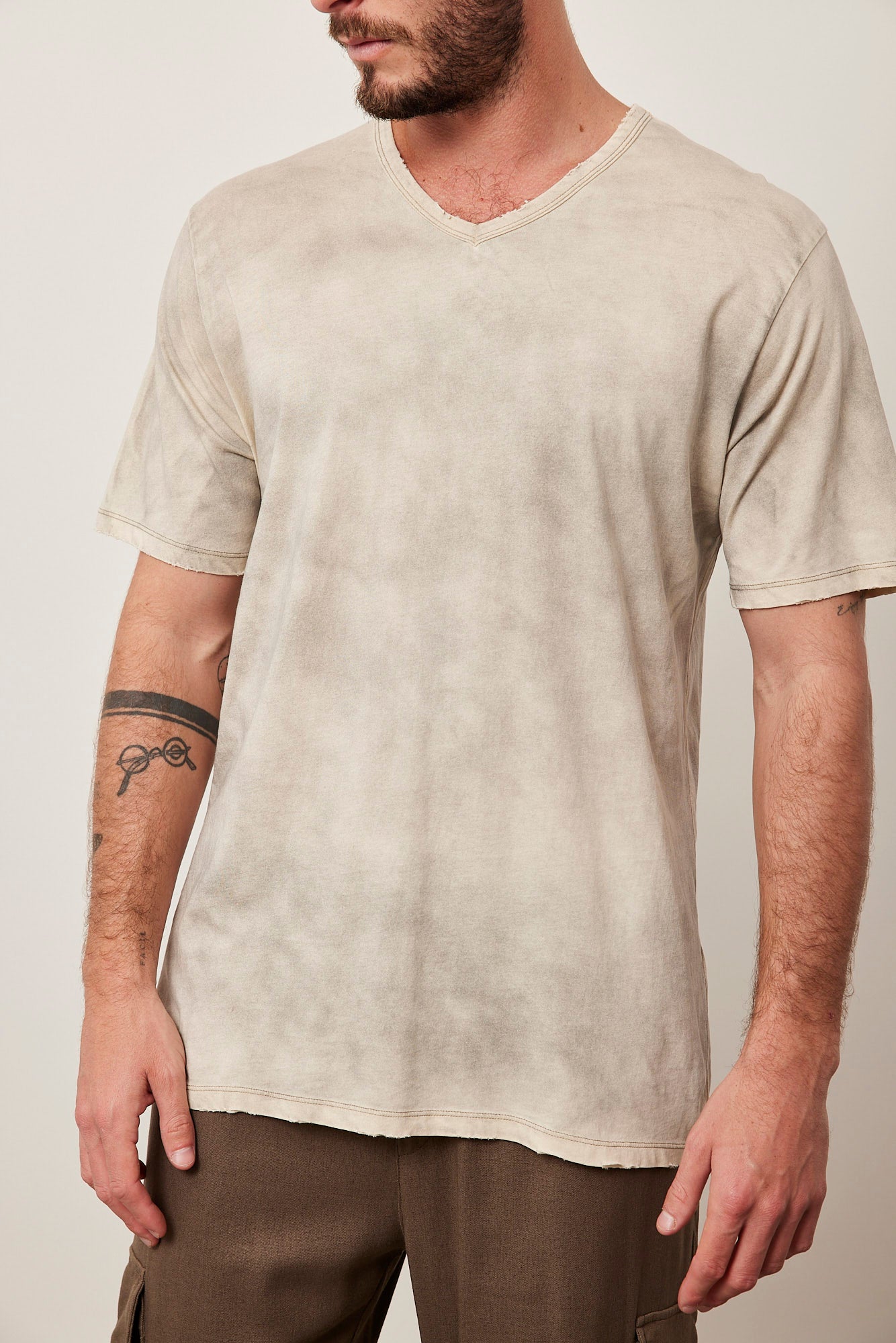 חולצת ווש קצרה במפתח וי