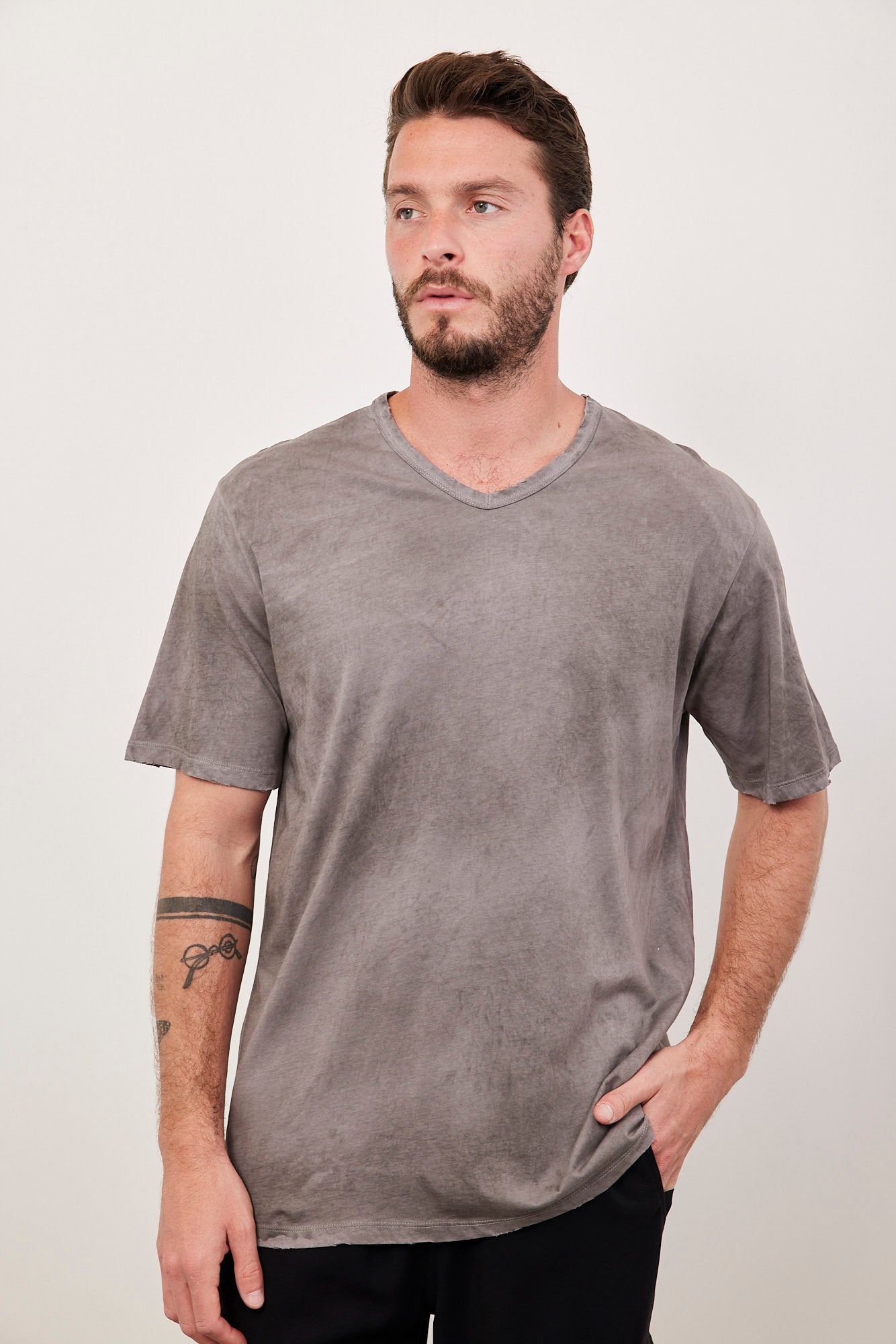 חולצת ווש קצרה במפתח וי